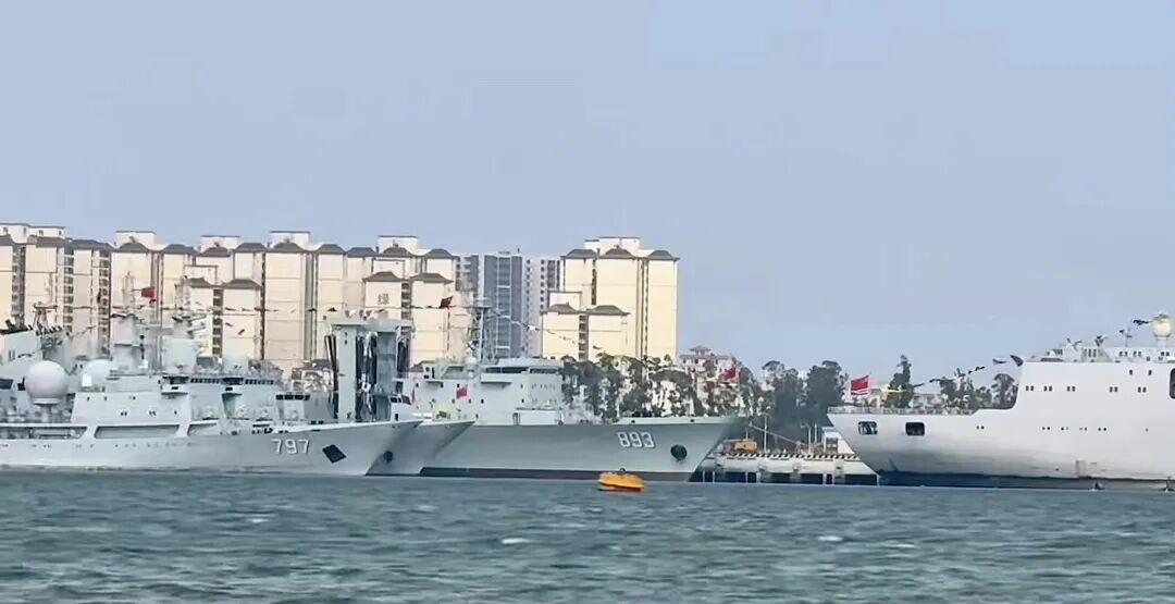 hua 的想法: 新批次903A型综合补给舰开始交付 | 最新露面的2艘903A型综合补给舰舷号分别是：892（本批次一号舰，903A… - 知乎