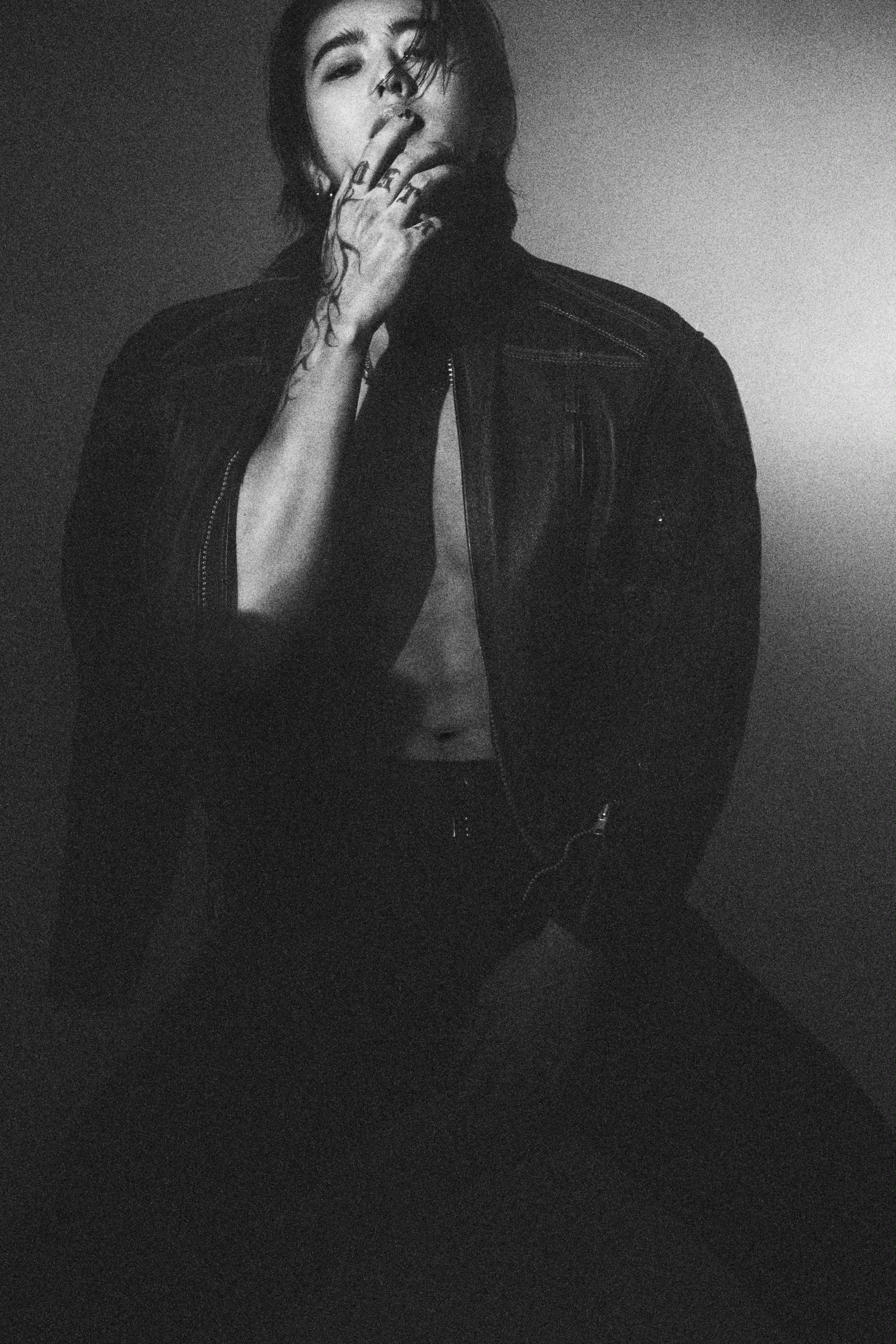 jacky何 的想法: 蔡徐坤 ✘ 新歌ride or die上线,一组黑白视觉大片