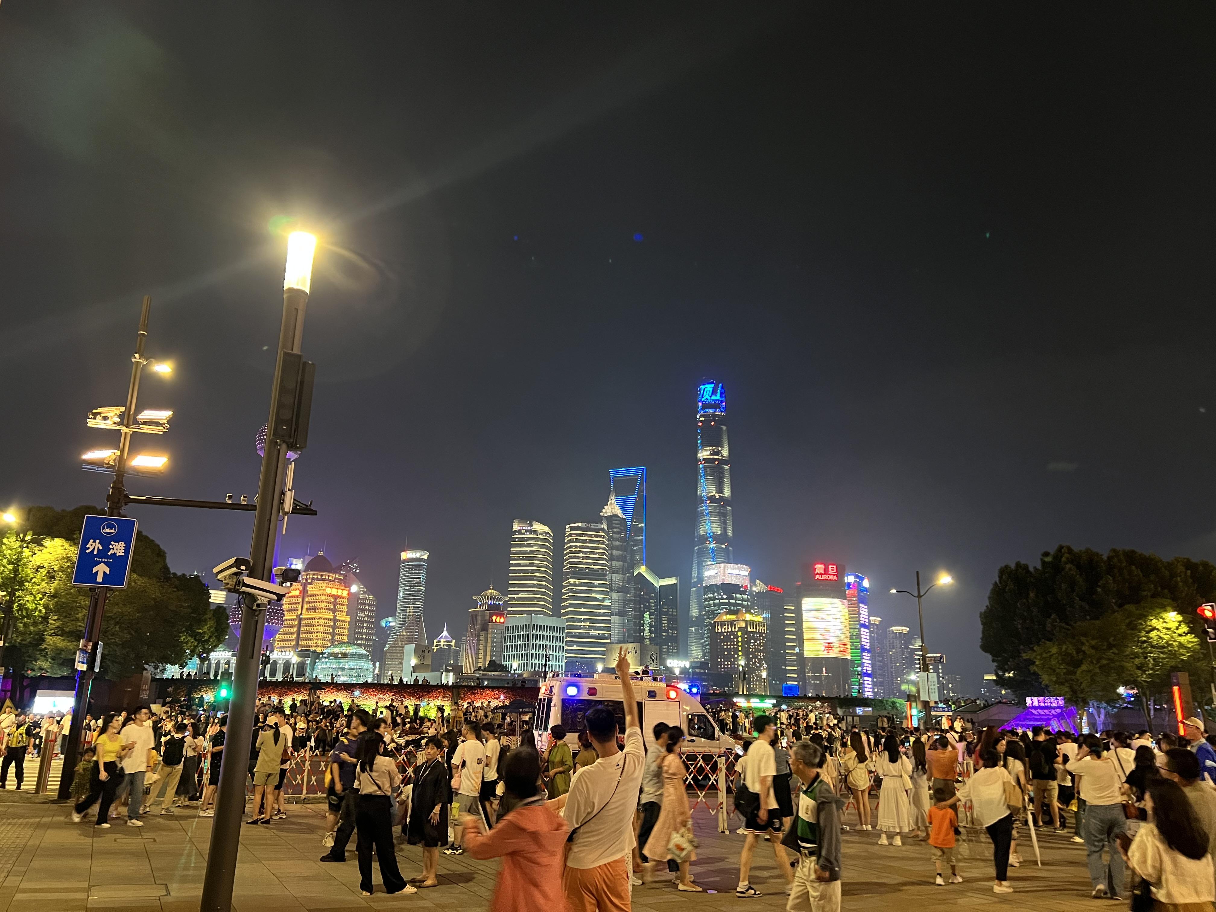 夜幕下的上海南京路步行街华灯初上,人潮汹涌,在外滩迷人的夜景下