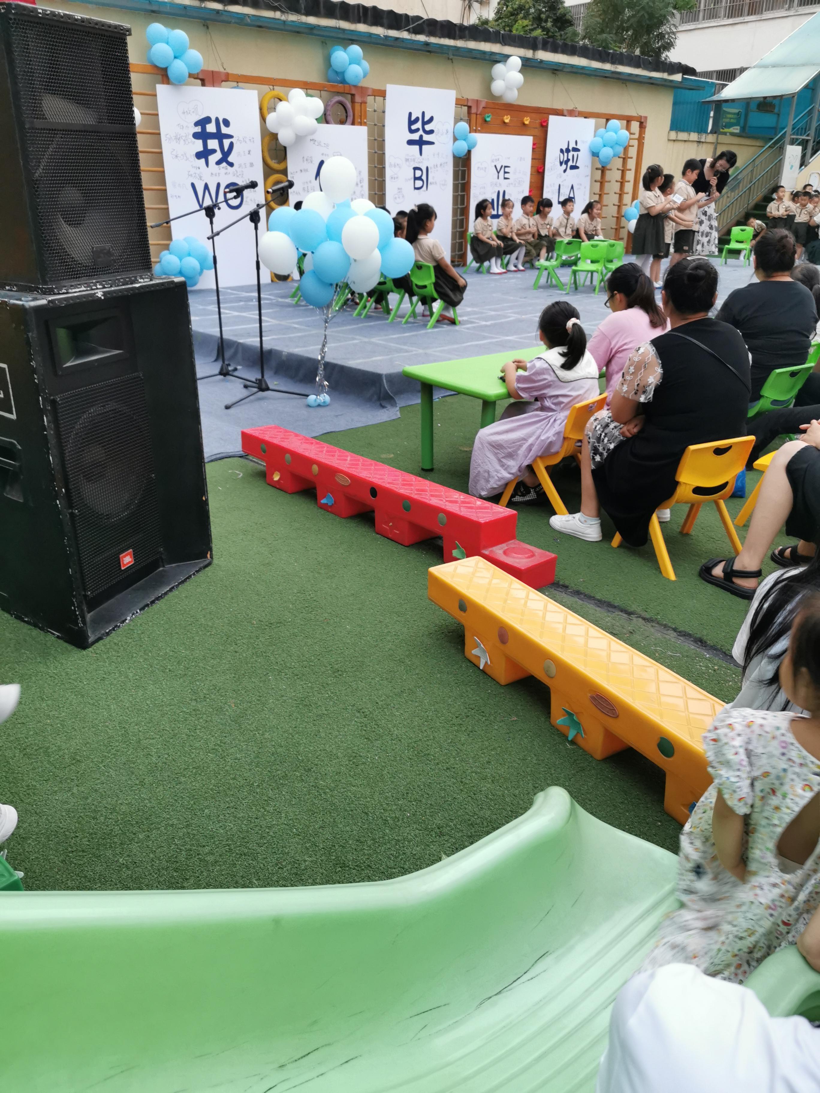 今天偶遇一幼儿园毕业典礼,大班小朋友表演了很多节目,唱歌跳舞,诗