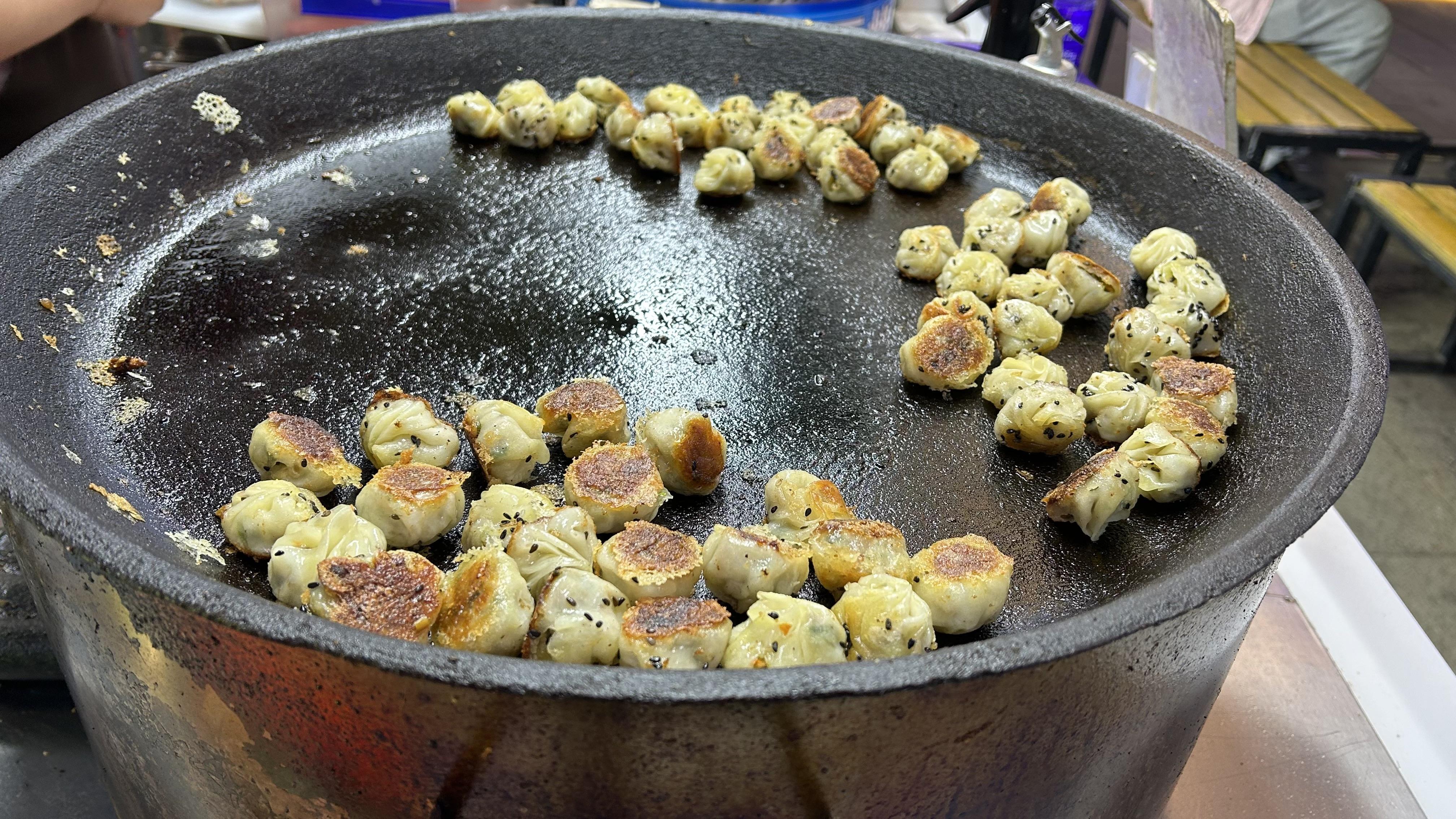 宽甸夜市的美食宽甸的夜市很热热闹有很多美食我买了自己喜欢的几样