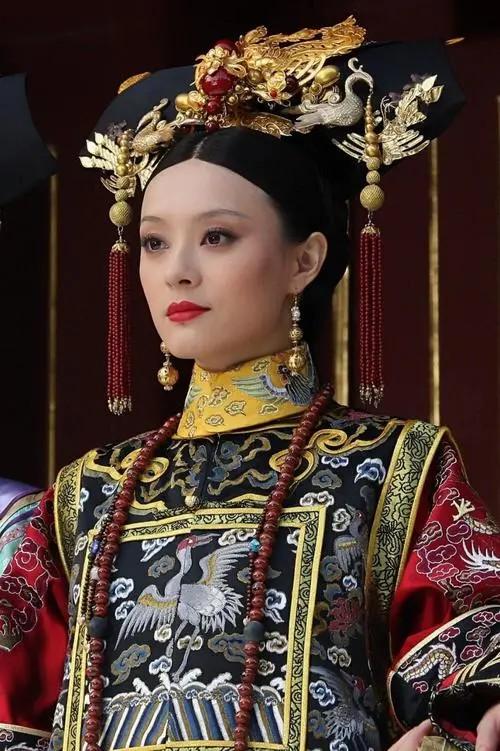 甄嬛传这是一部当年很火的电视连续剧孙俪是主演蒋欣是华妃还有其他的