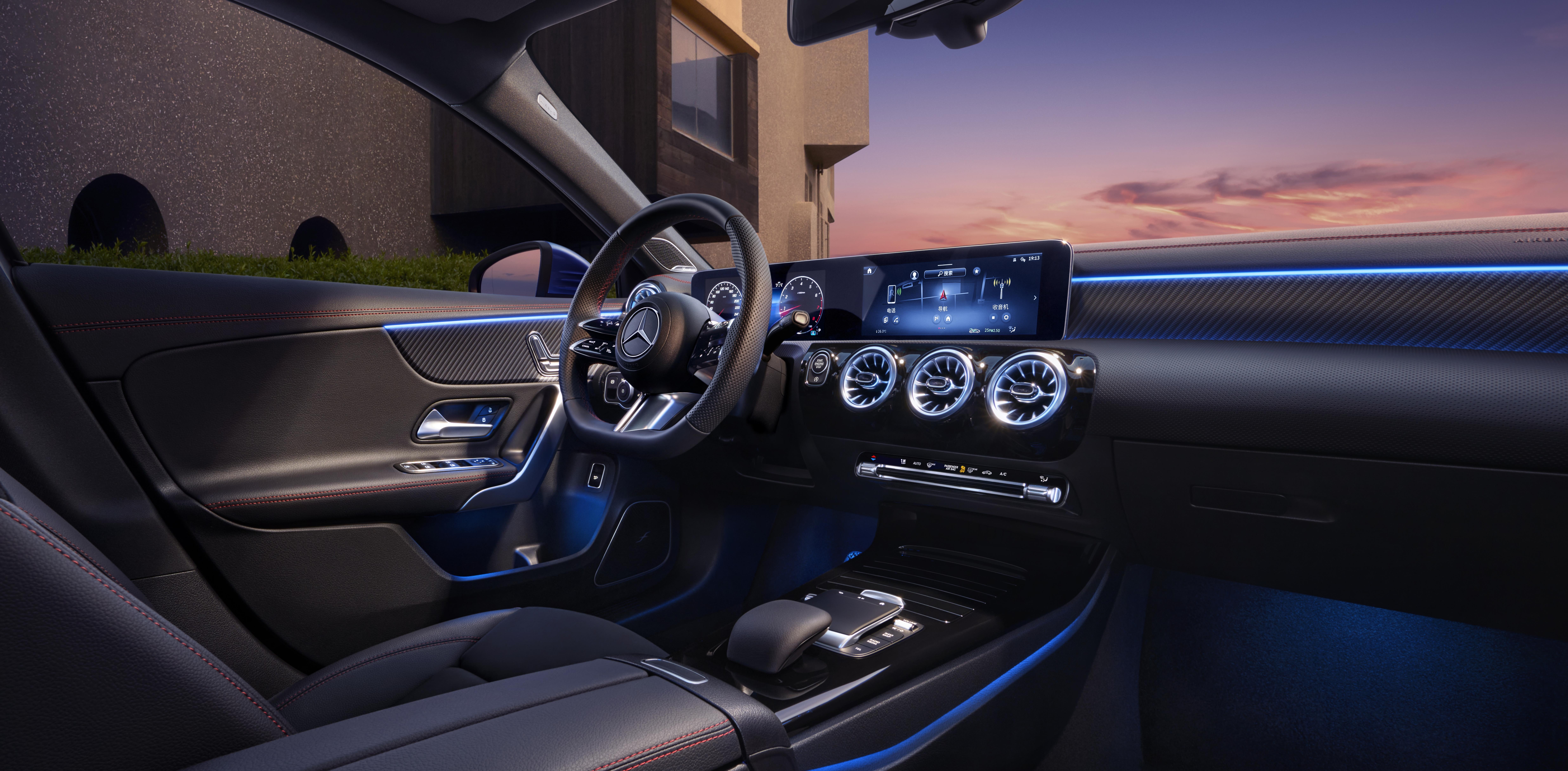 登峰 的想法: 奔驰a180/200l | 官方介绍:灯光打上,镜头对准,你,出场