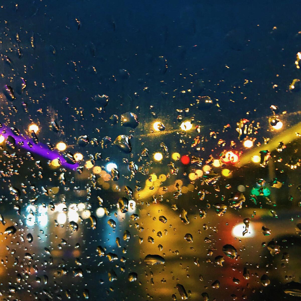 下大雨伤感图片