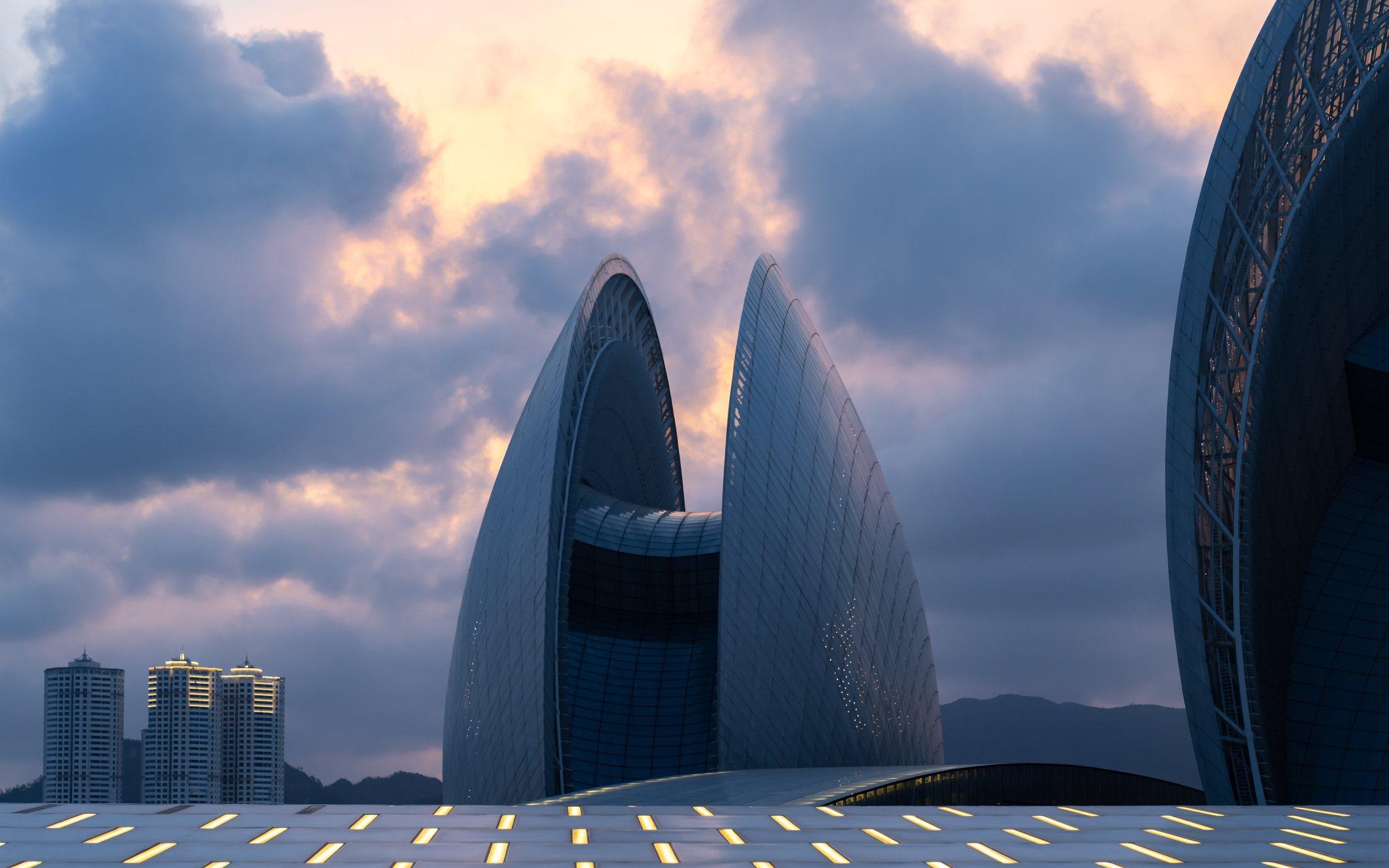 它拥有美丽的海滩,秀丽的山峦和独特的海岛风情.同时珠海还拥有古老的