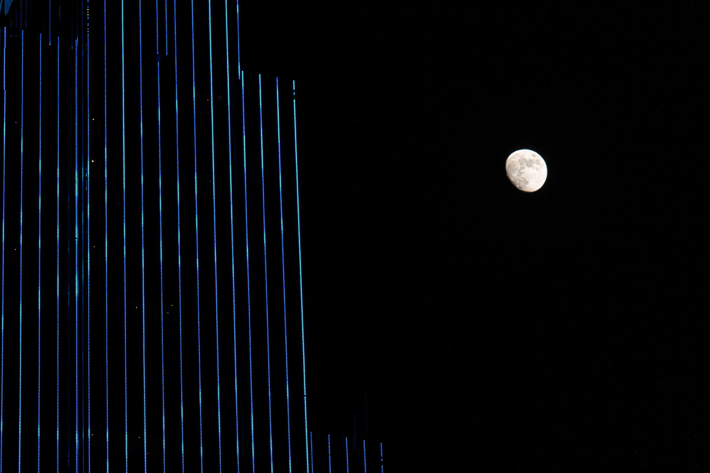 漂鸟 的想法: 月半圆 | 98地点:无锡人民路 br>74时间:2023年11月