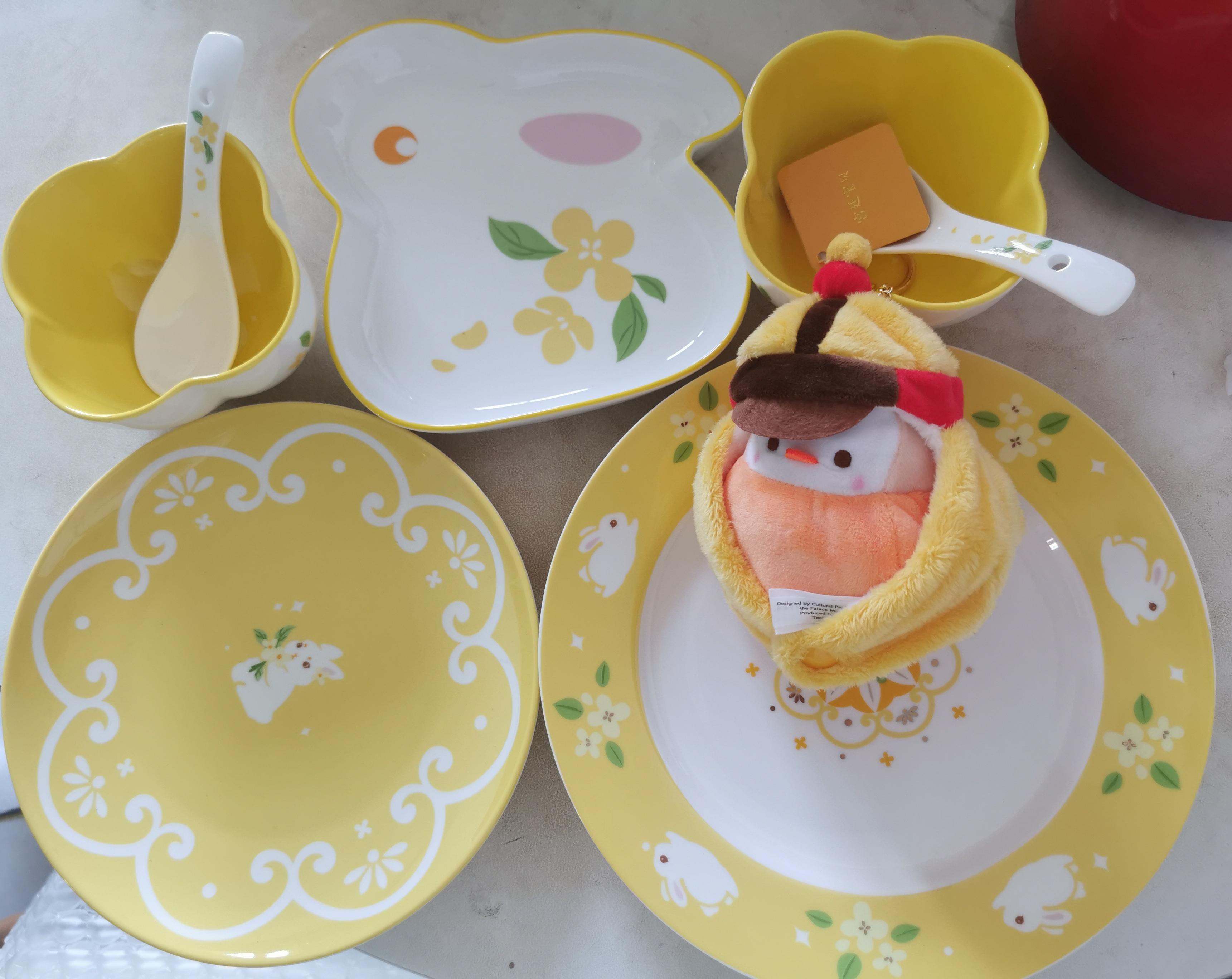 的想法: 远方的朋友送来了礼物,一套非常漂亮的餐具,是故宫的文创产品