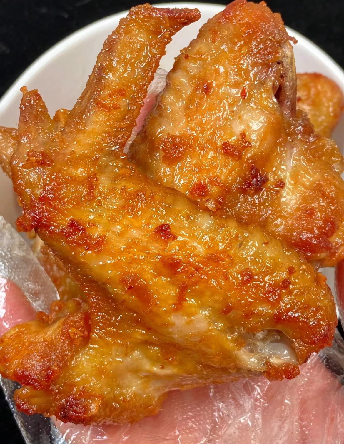 鸡全翅洗干净,在背面划几刀,加蒜末,姜片,1勺花生