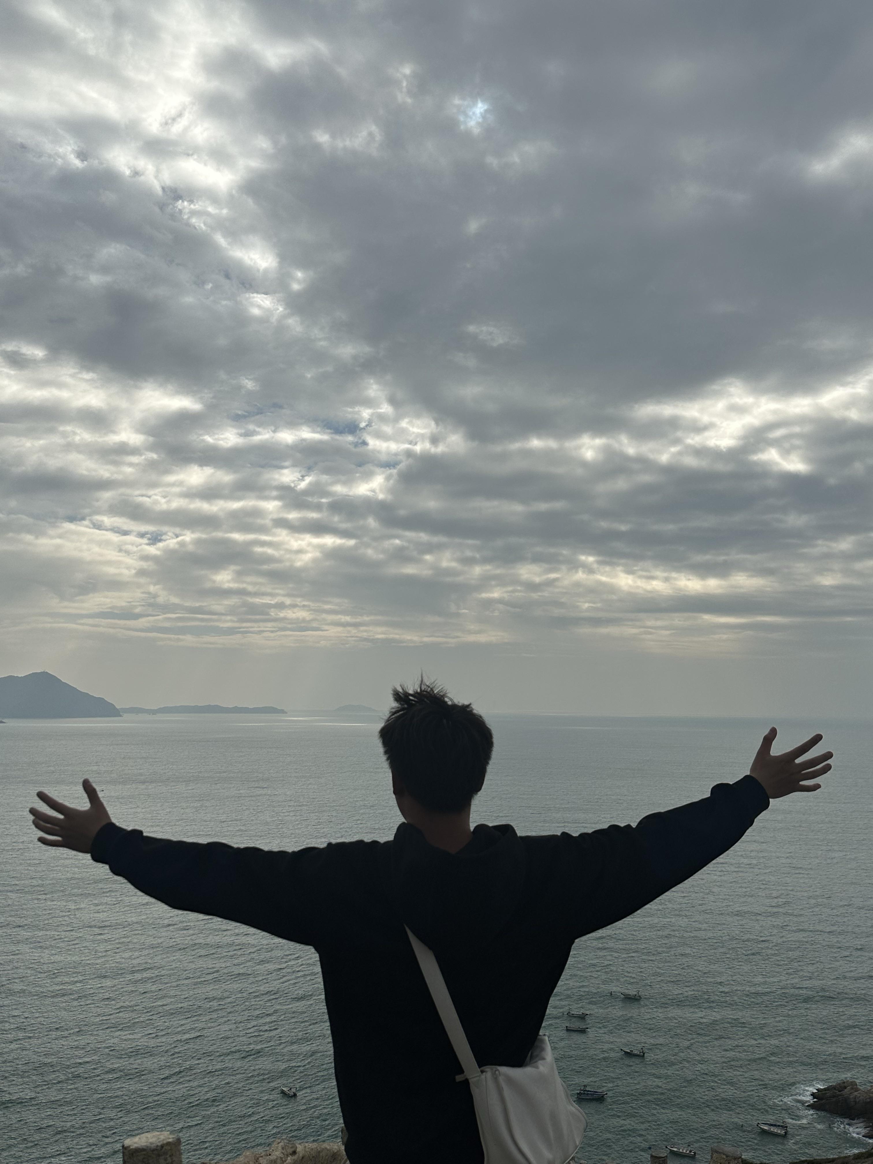 大海很好看,可是船要靠岸. 2.我从未觉得孤独,说的浪漫些,我完全自由