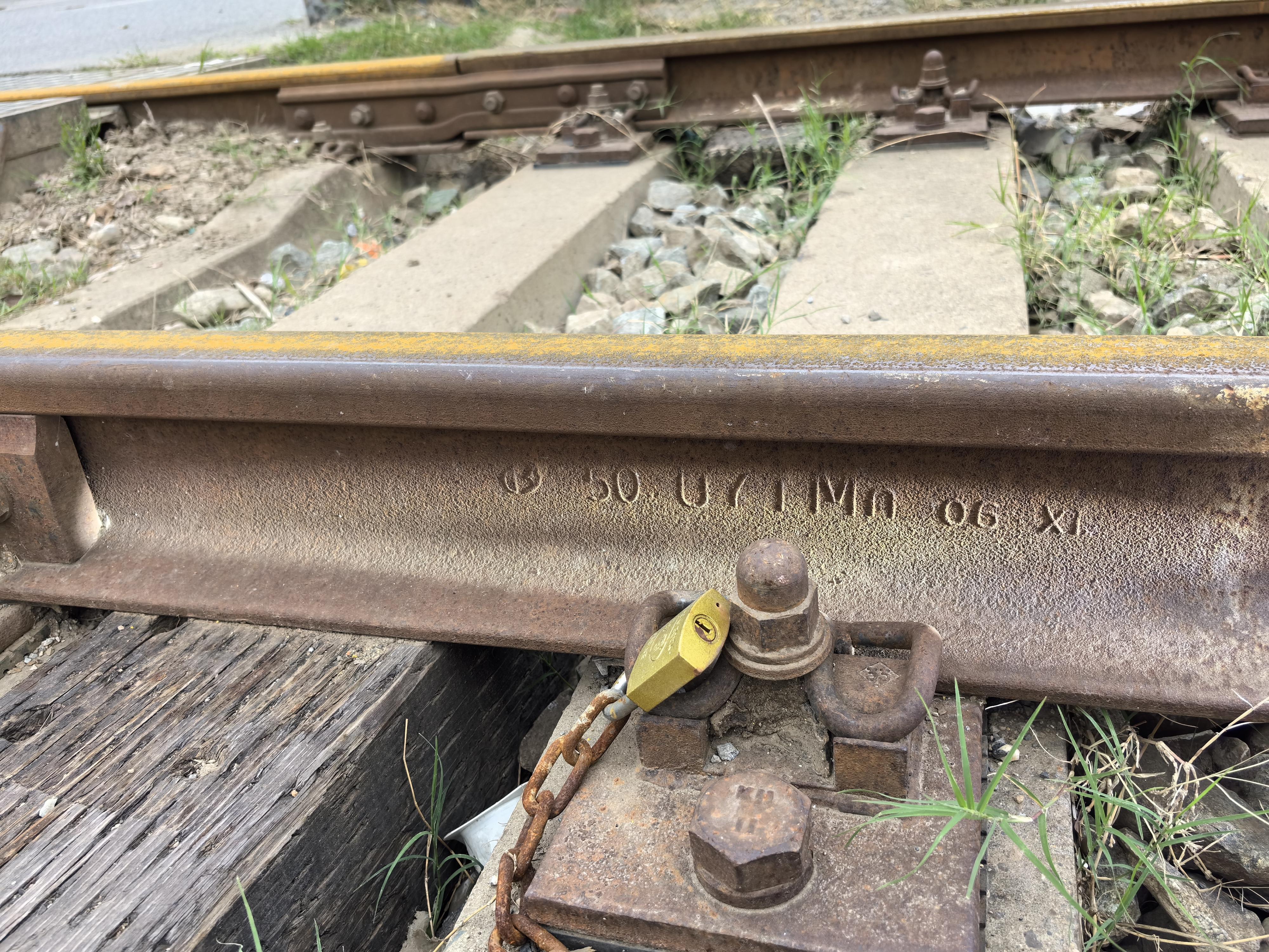 今天给个近距离特写 | 图中两根钢轨分别为包钢2006年11月和2008年2月