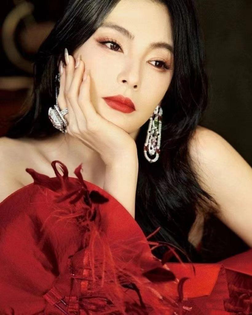 在12月25日的一则动人的社交媒体更新中最美浪姐张雨绮展示了她的迷人