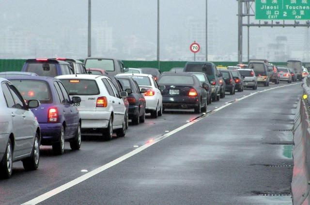  br>在高速公路上行车如何更省油"的讨论受到许多网友关注,有人说"