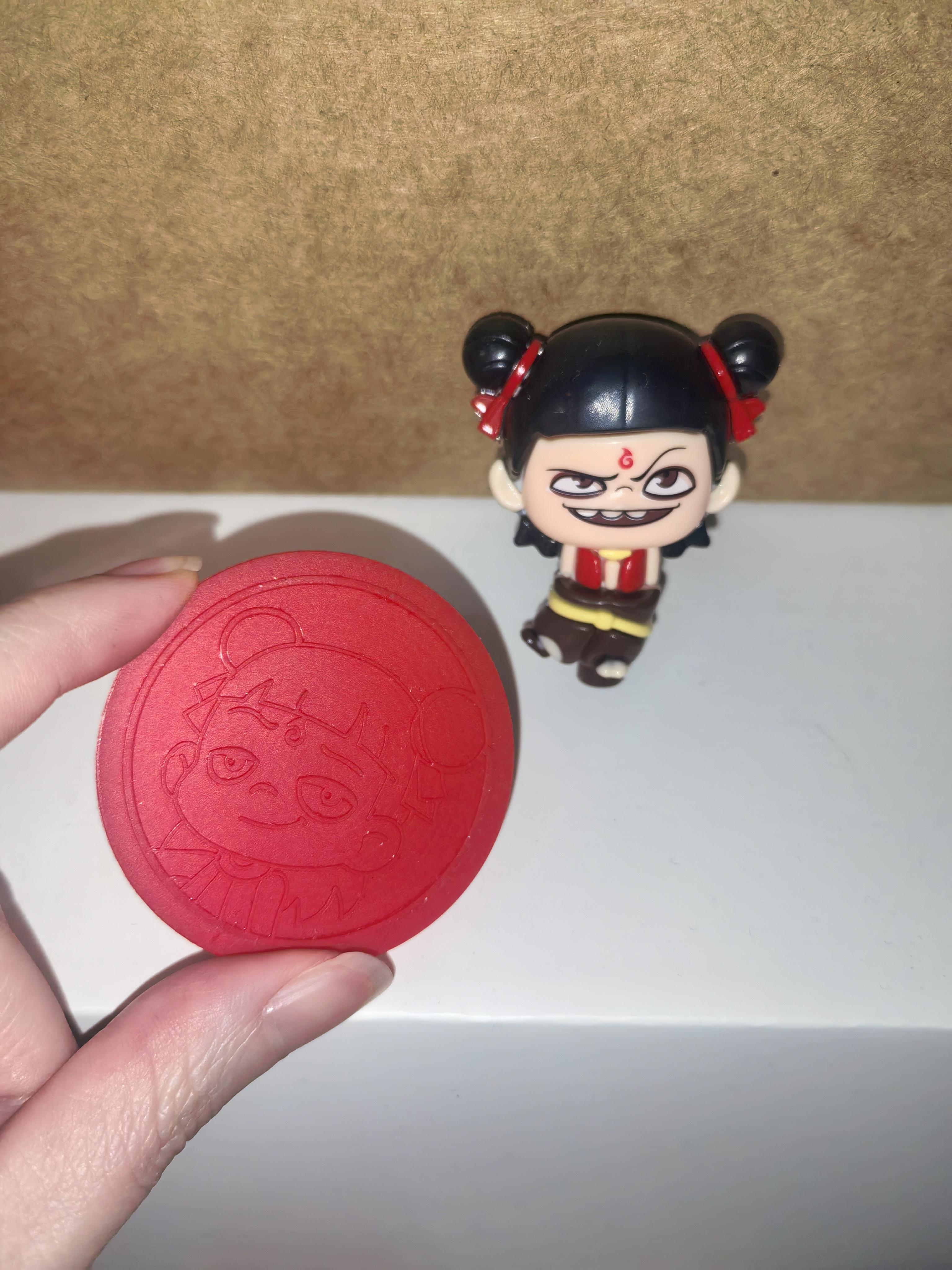 它是个印章印章图案比立体的更有那味儿～谢谢ʕᵔᴥᵔʔ