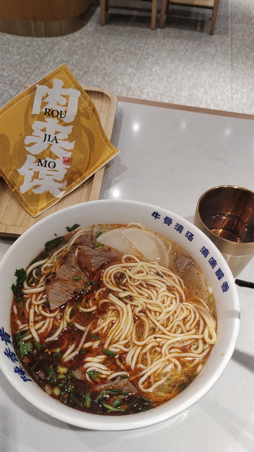 的想法: 一碗牛肉拉面 | 刚下动车在高铁站就吃了一碗兰州牛肉拉面