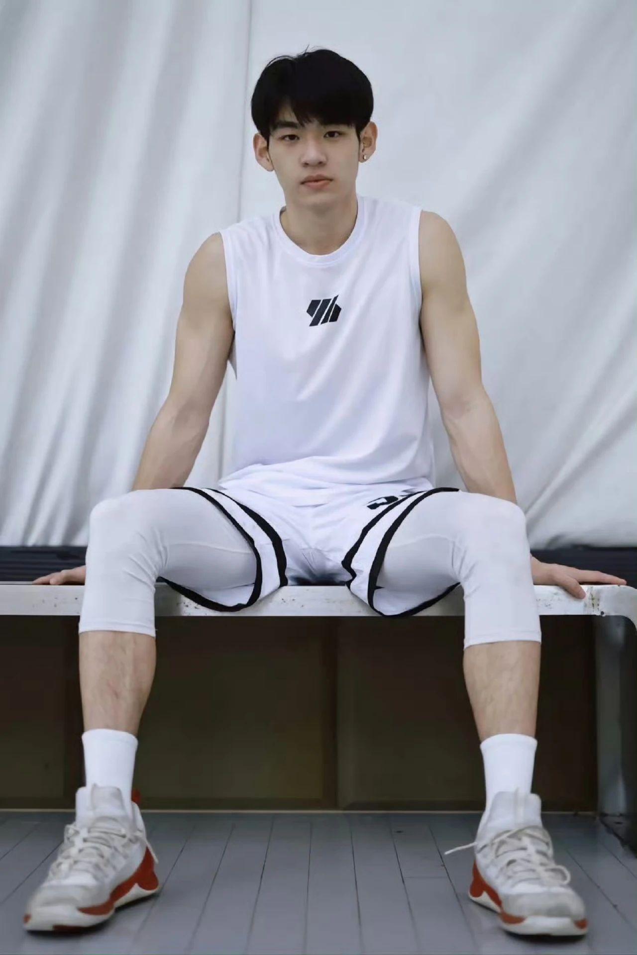 刘哥走近话人生 的想法: 白色系运动装帅哥清爽出圈!