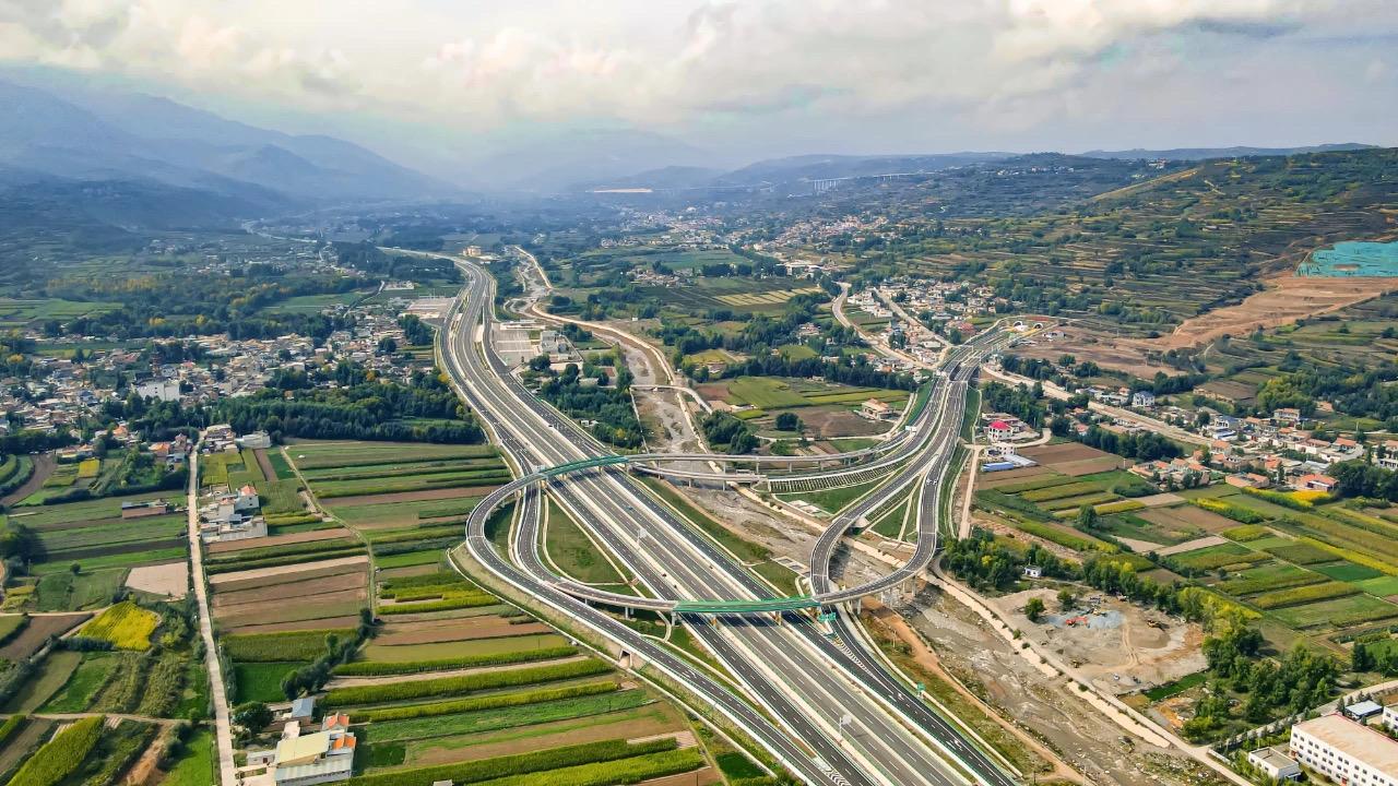 简介:临大高速公路是我省高速公路网规划的省级高速公路18条联络线