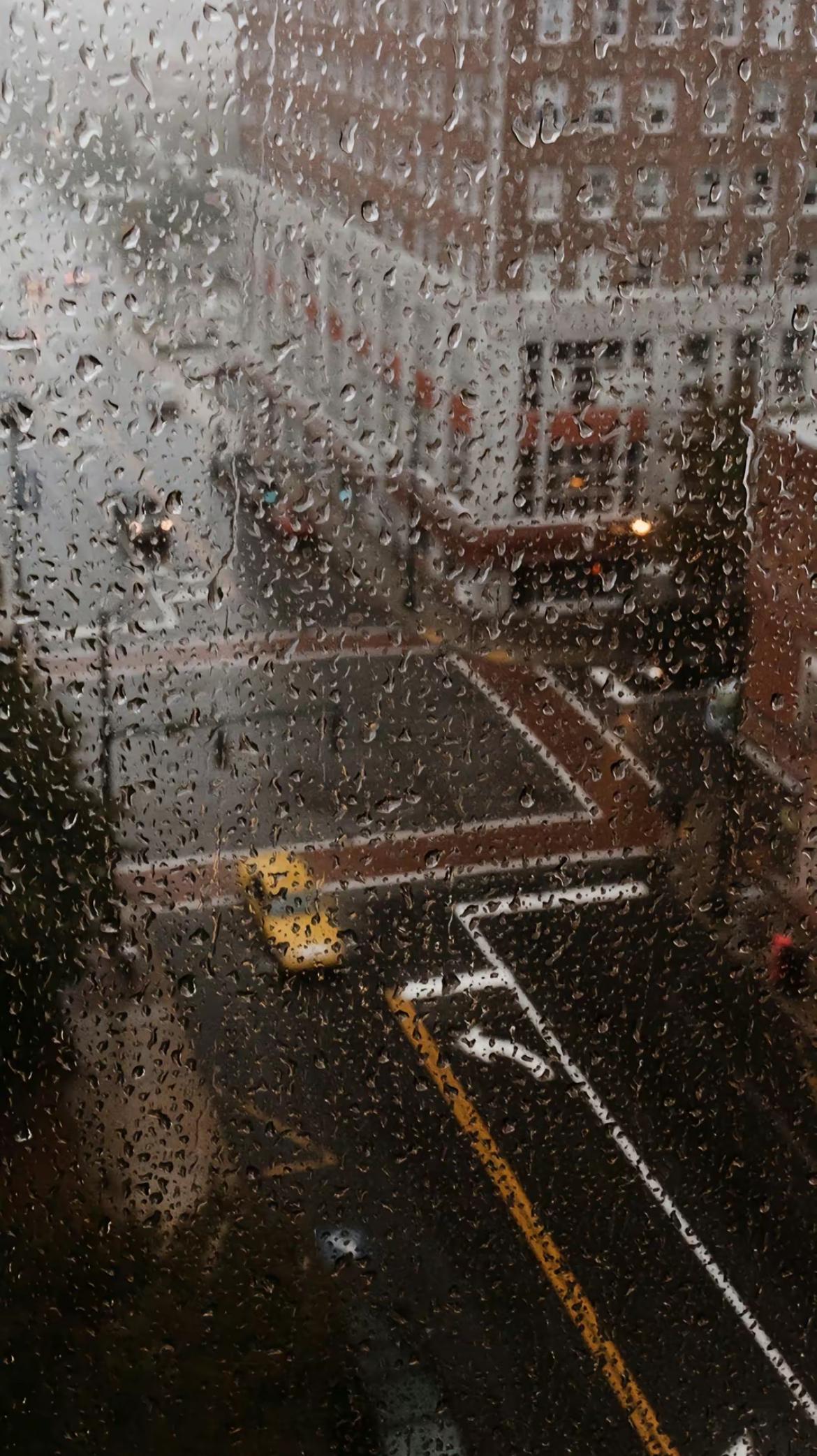 记得以前德芙95巧克力的广告词是 下雨天