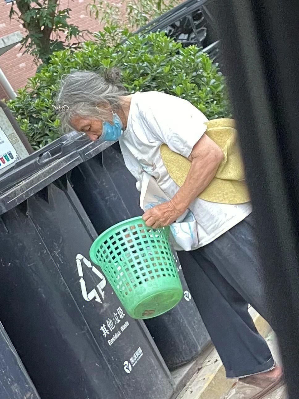 俄罗斯网友安德烈说:今天他看到一个老太太在捡垃圾