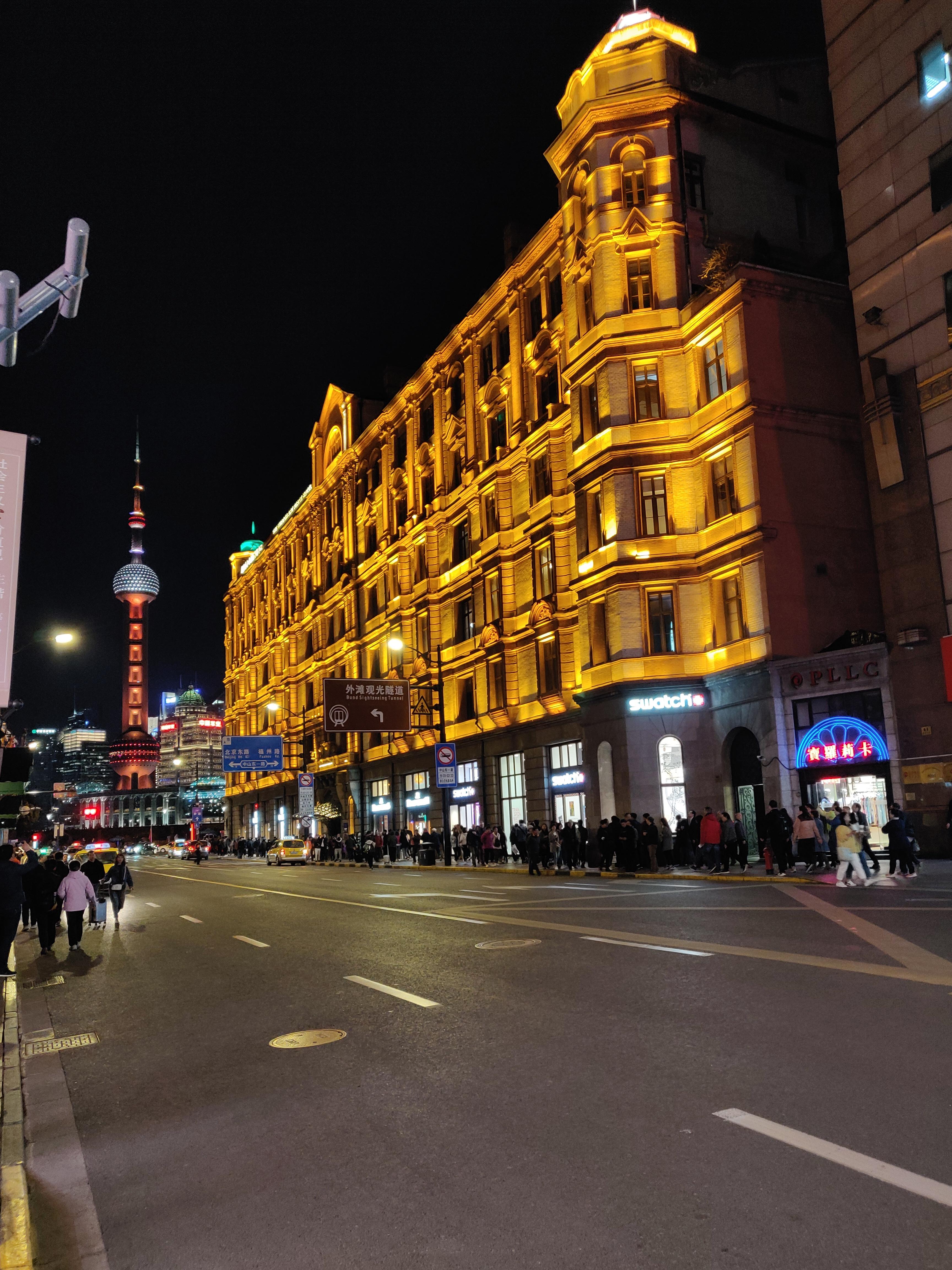 外滩夜景照片 | 晚上去外滩看,整个地方都亮堂堂,高楼大厦灯火辉煌