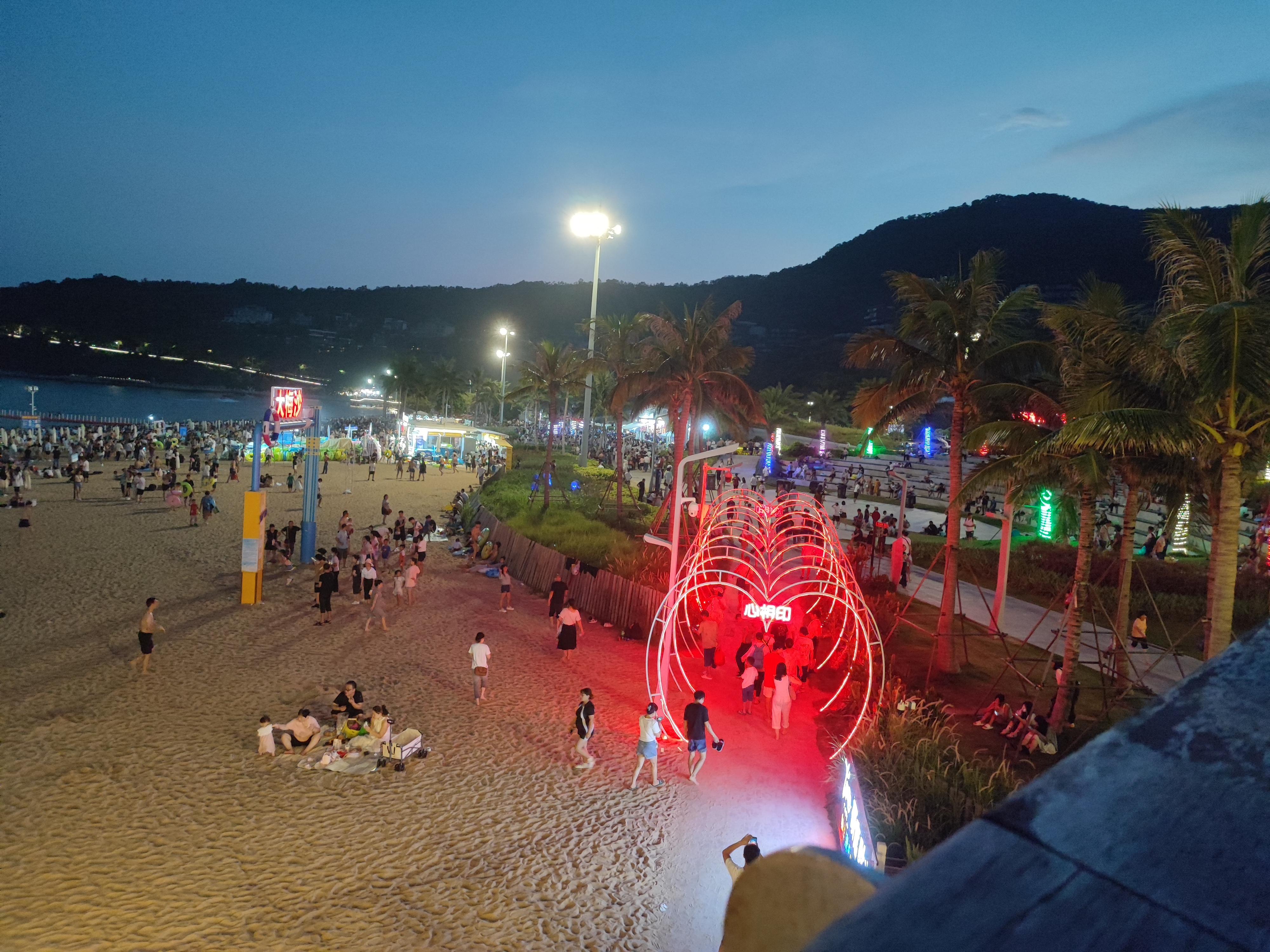 幸福乡村 的想法: 大梅沙绿水青山的夜景