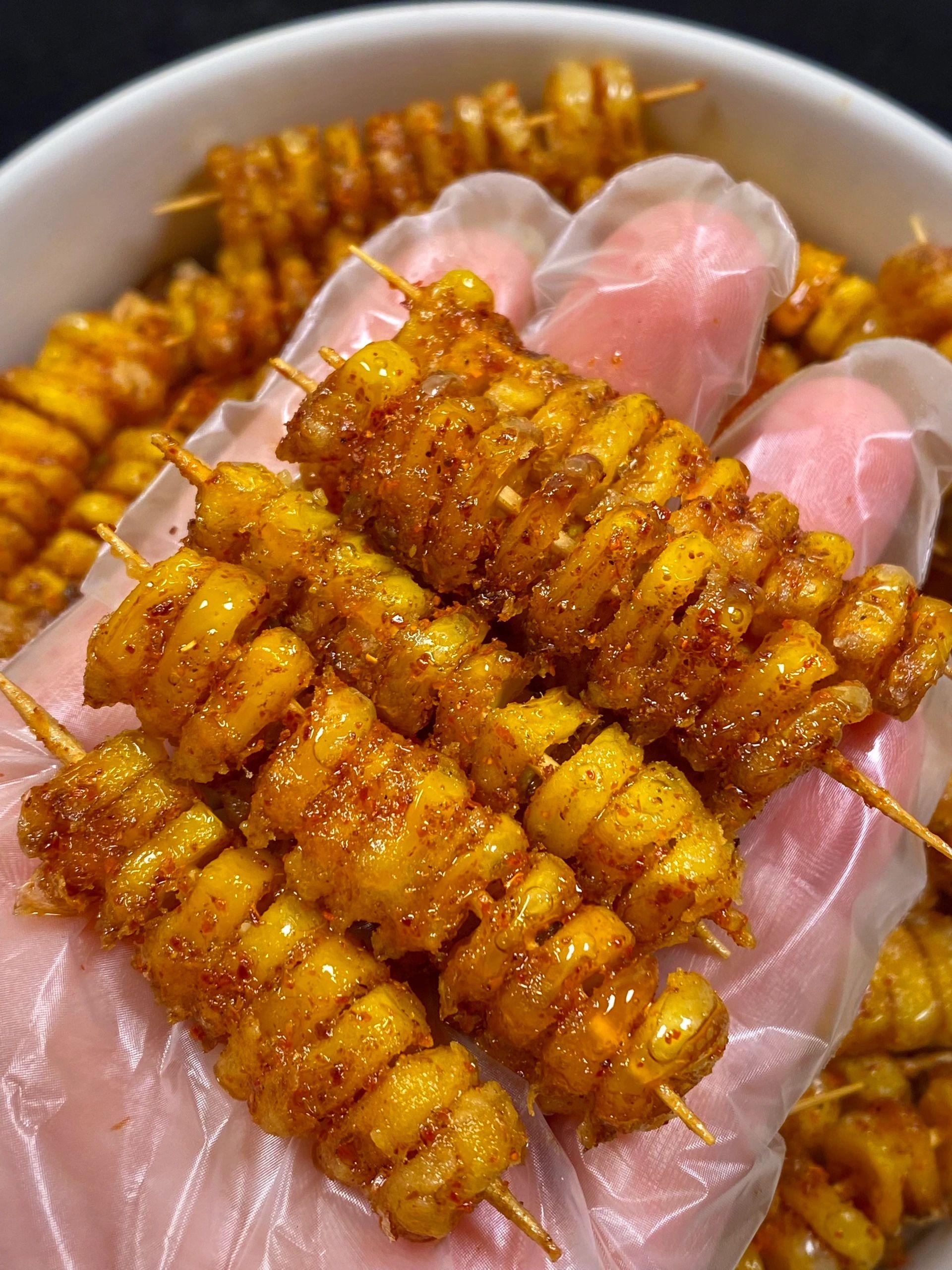 香辣酥脆,香甜可口,一口一串嘎嘎的香,玉米粒甜