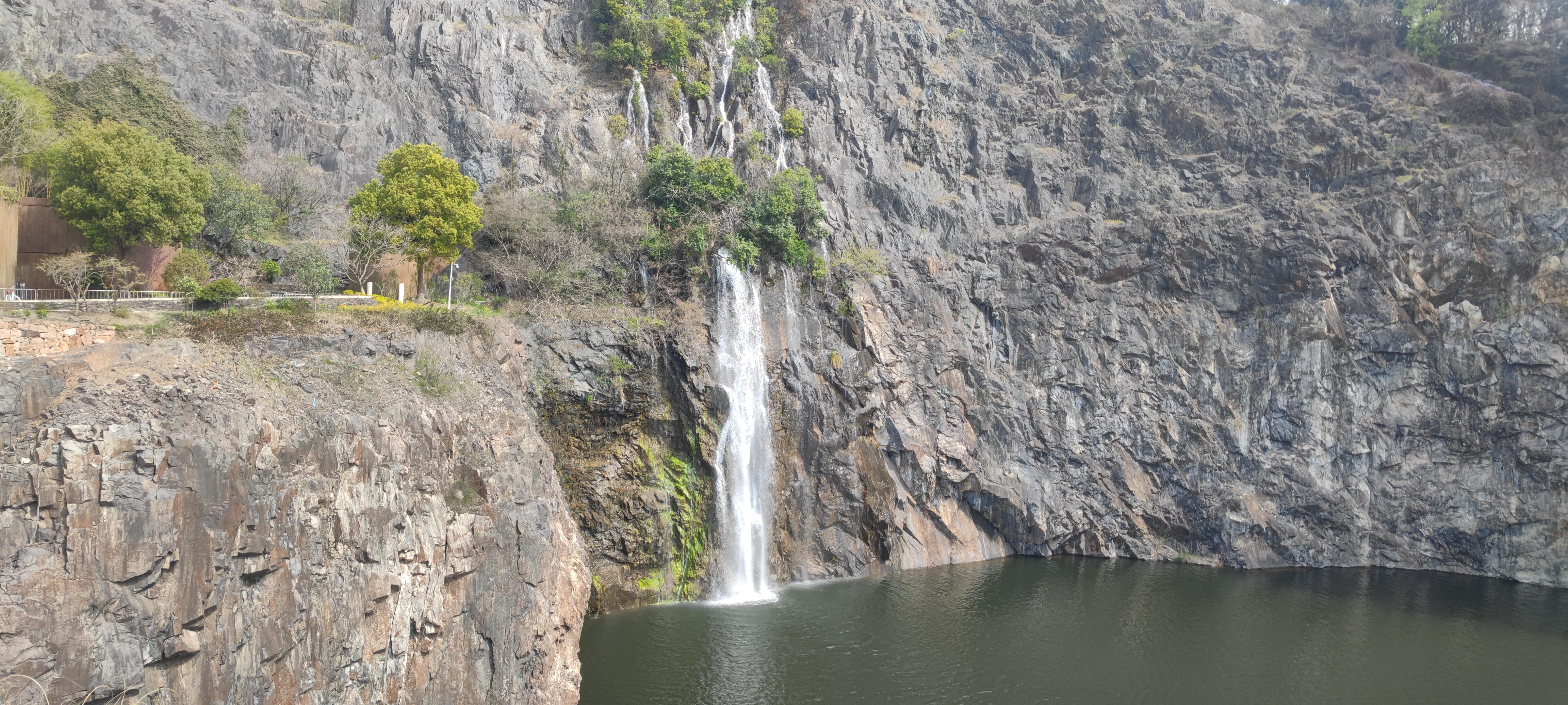 葱葱酱向前冲 的想法: 辰山植物园小小的瀑布 | 98地点:上海松江