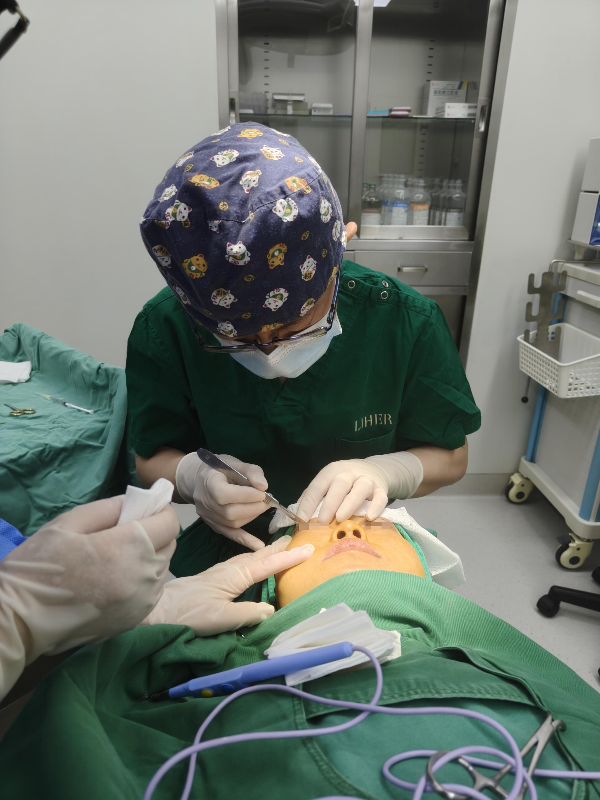 郭锋眼鼻修复 的想法: 【切开重睑术手术实录】今天的一台初眼手术,21