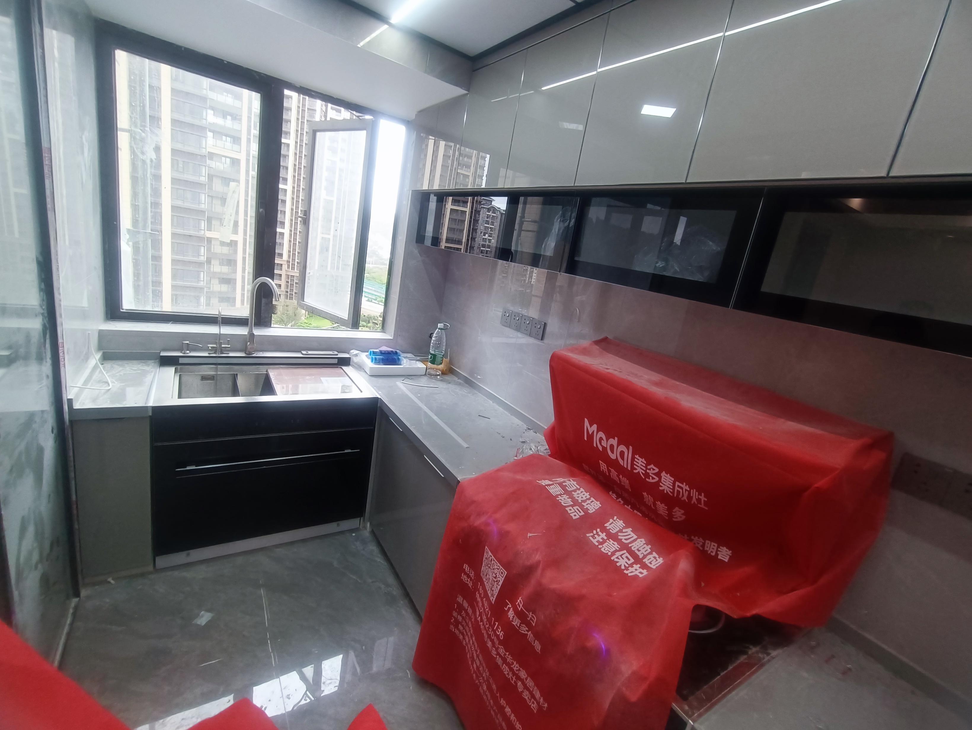 美多小鹏 的想法: 今年比较流行的一款玻璃门板