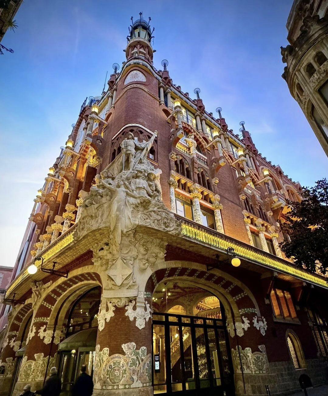 加泰罗尼亚8年设计建造的加泰罗尼亚音乐宫palaudelamúsicacatalana