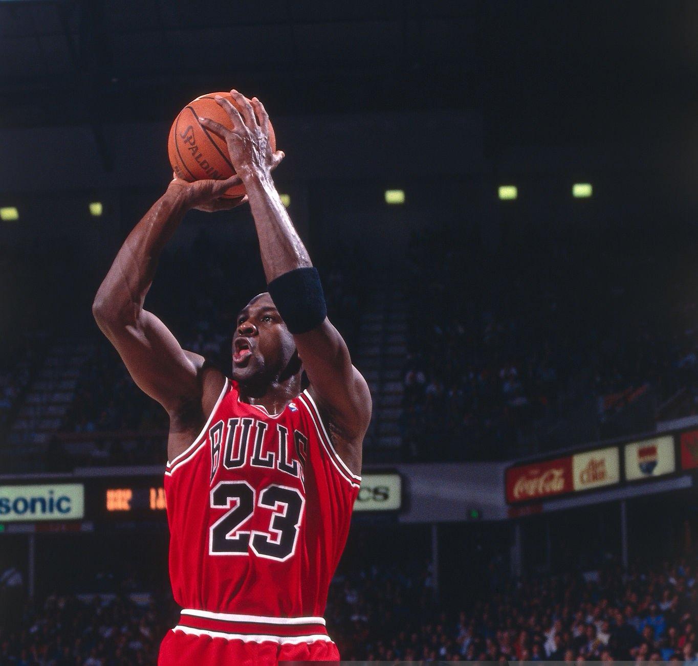 nba中距离投射最准的球星虽然现代篮球越来越偏爱三分球但中距离投篮