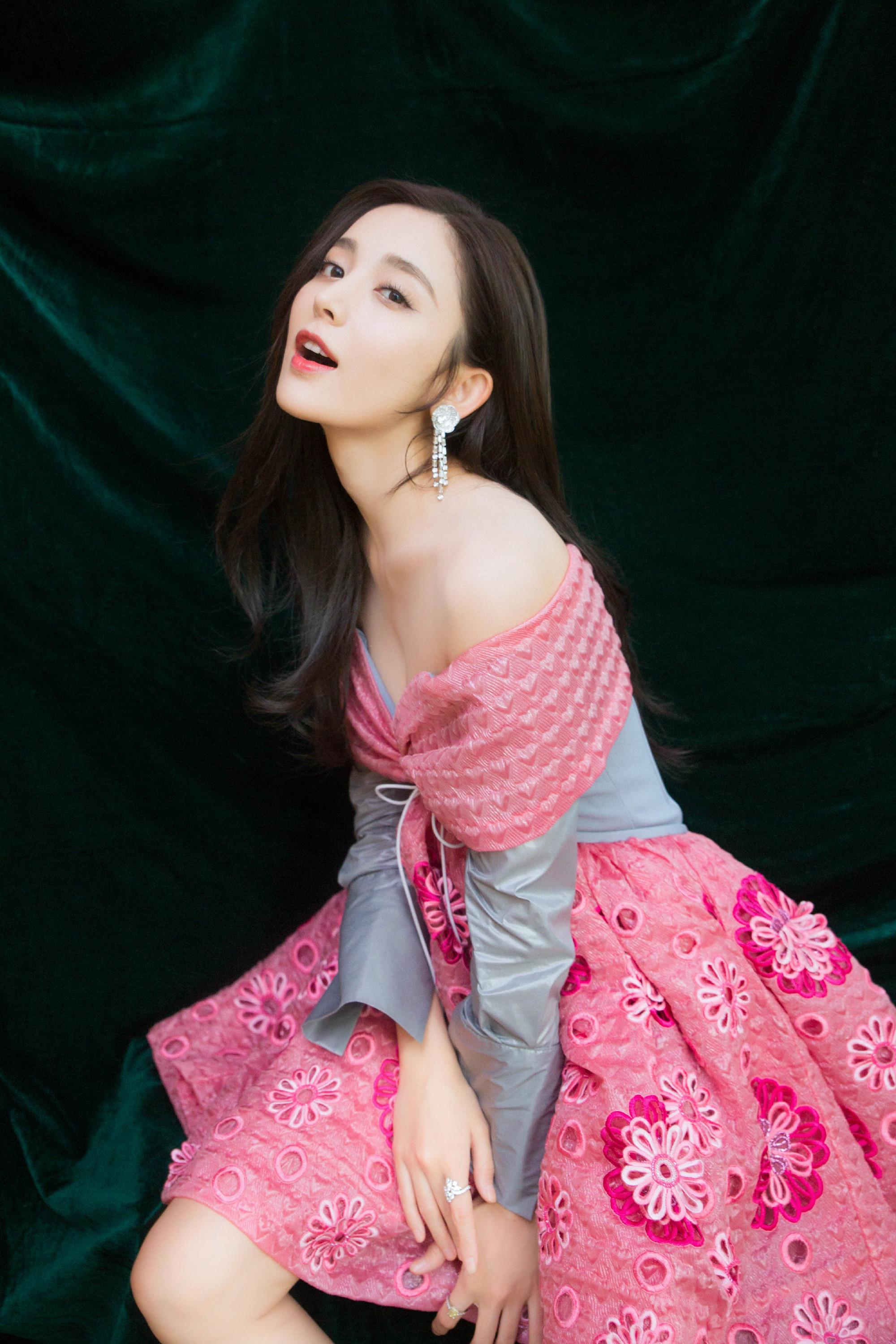 古力娜扎粉色短裙红毯造型图集:明艳秀美,长腿迷人,美轮美奂!