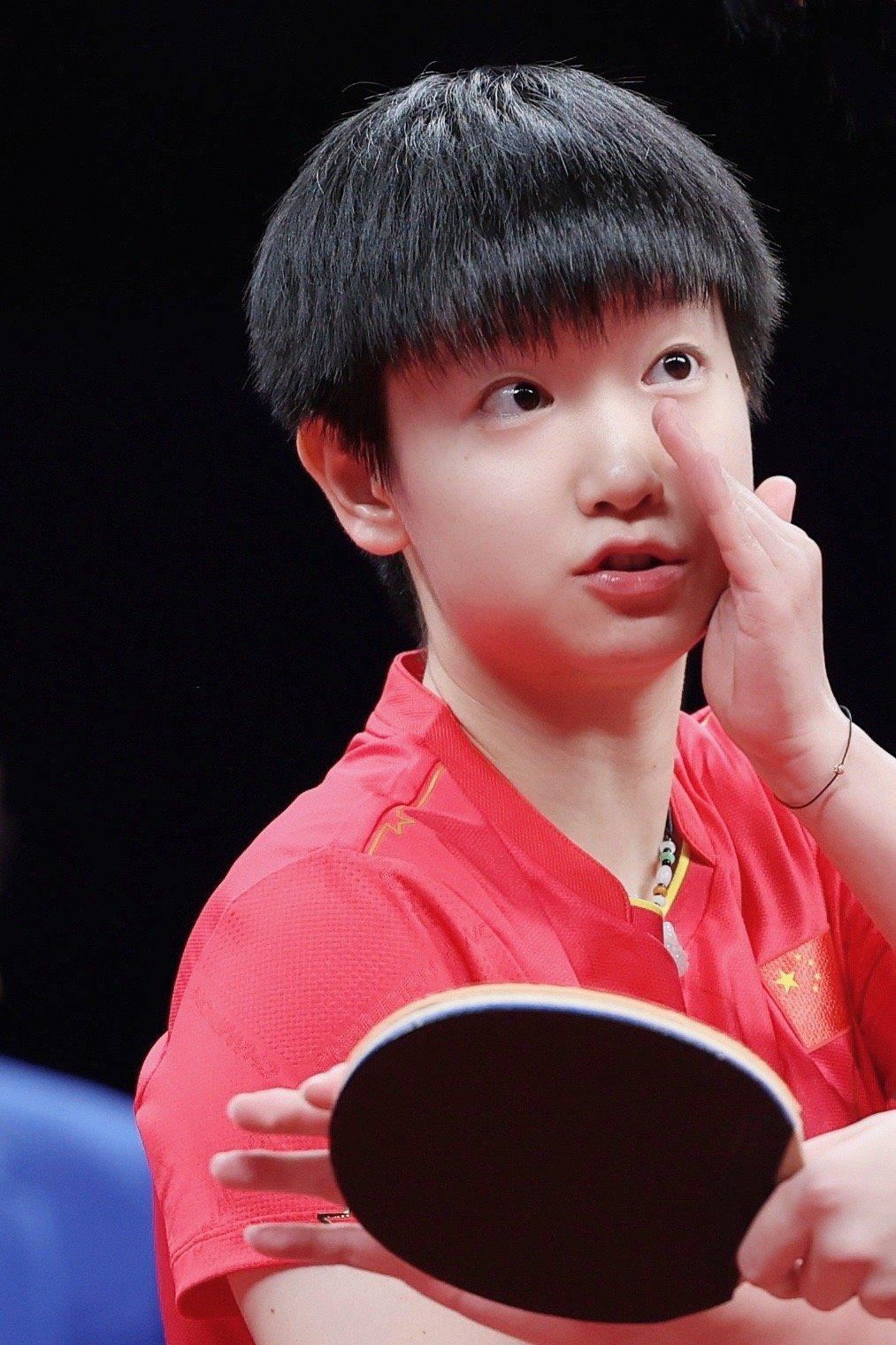 孙颖莎是人间小太阳2022年新加坡大满贯莎莎问为什么这个奖杯是红色的