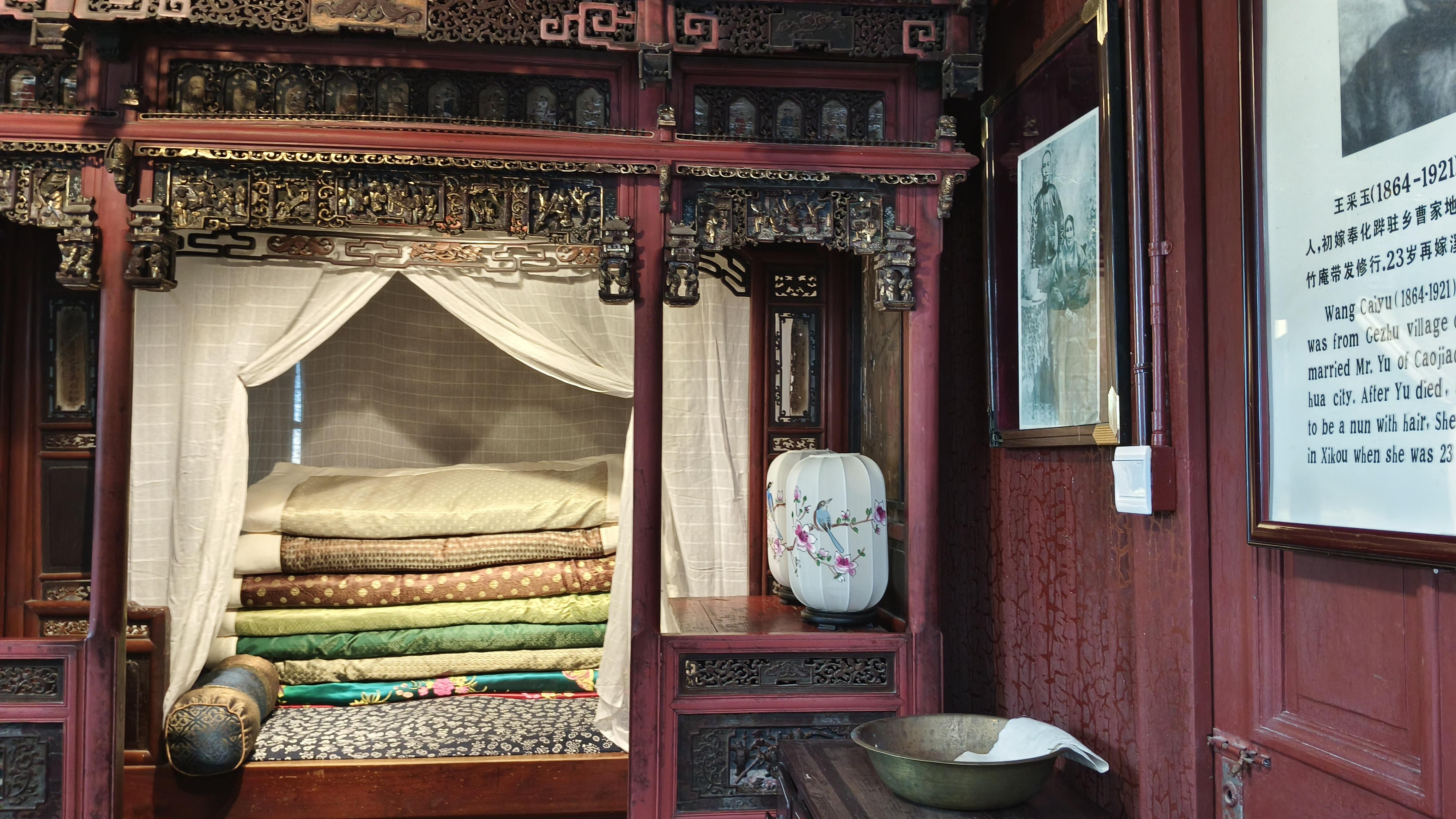 再参观蒋氏故里时,发现蒋母两个房间,两张床上都堆了好几床被褥