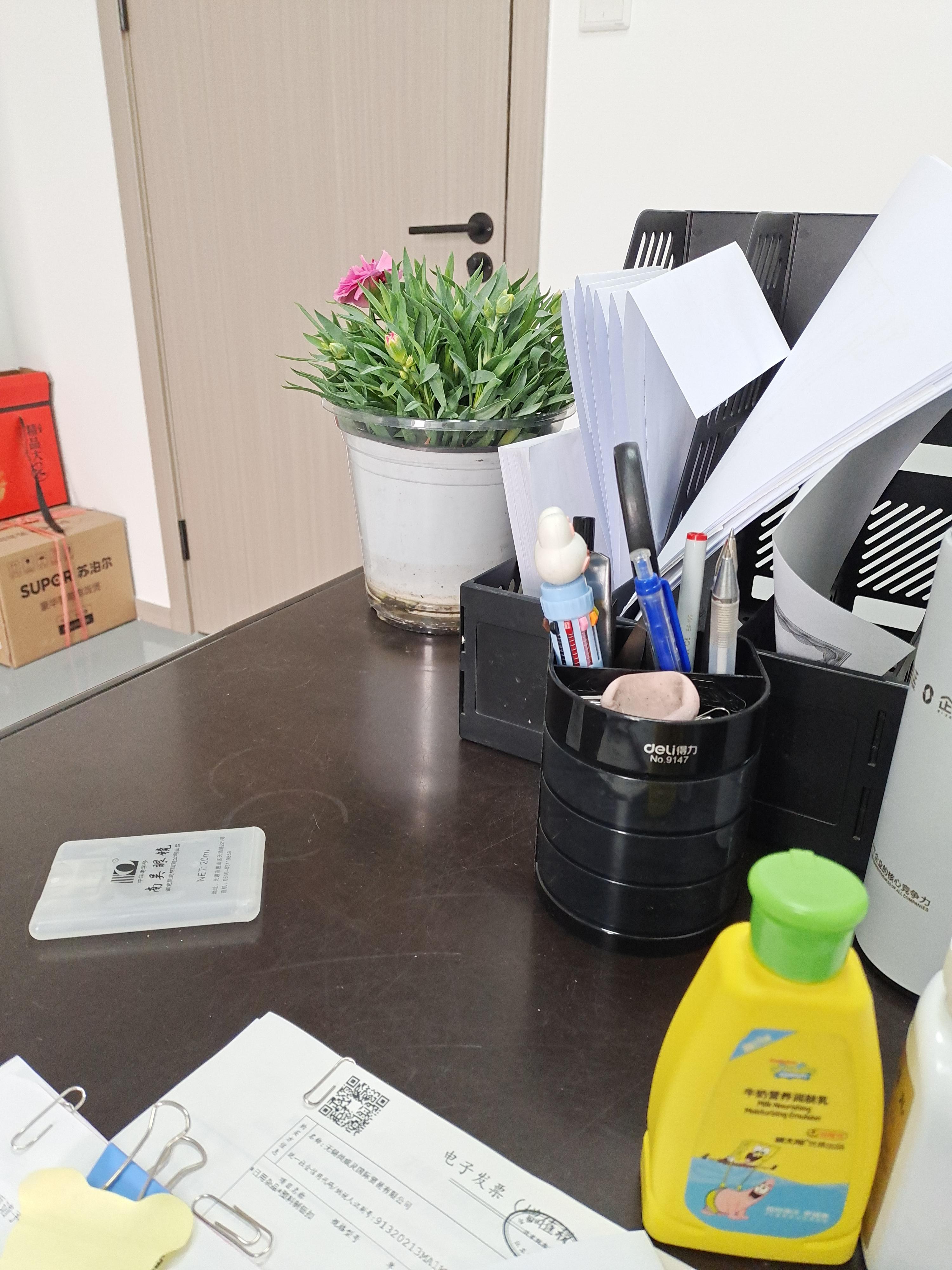 我的办公桌我的小小办公桌放满了东西很温馨刚搬新地方比以前小多了