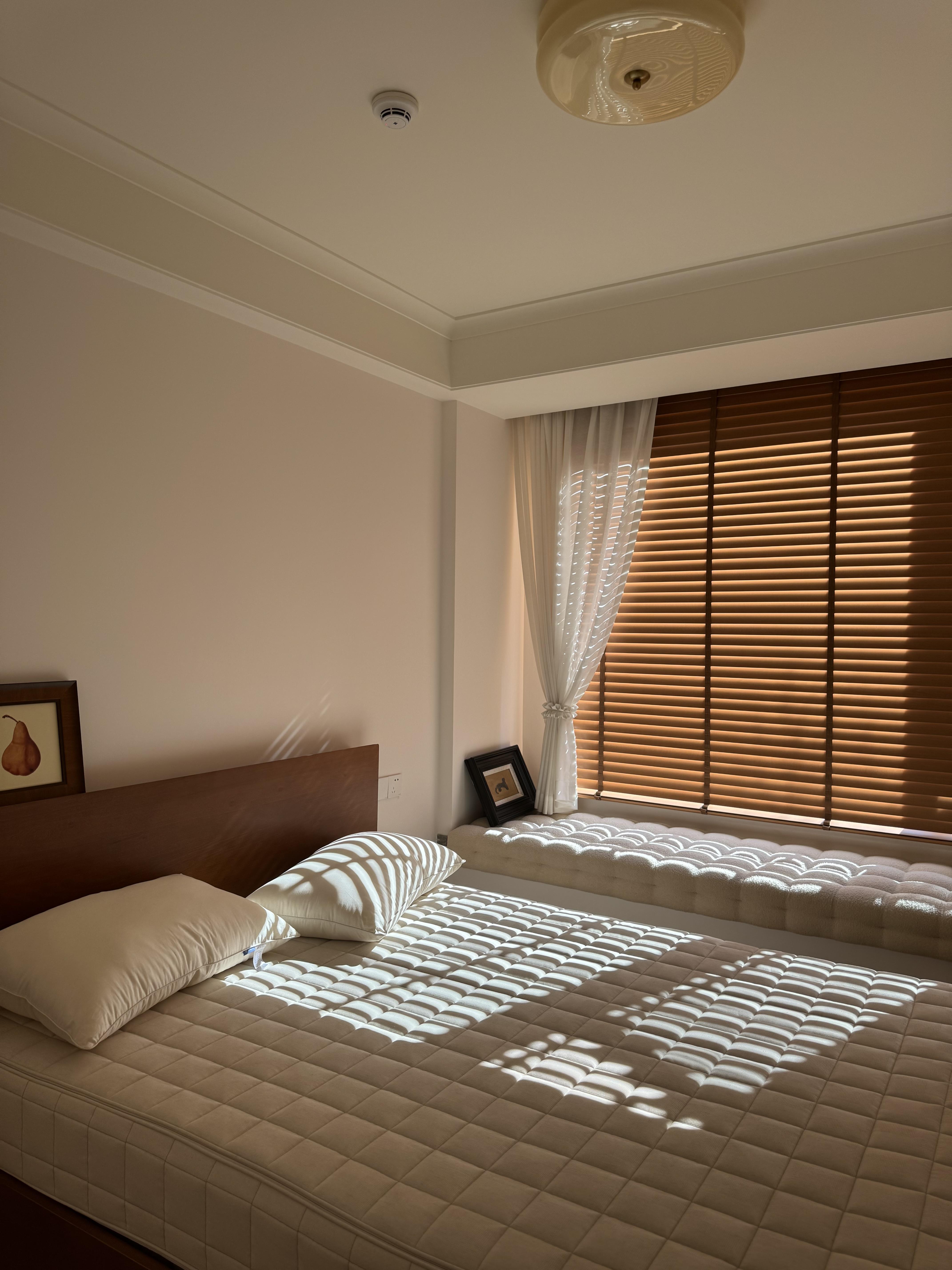 这洒满卧室的阳光而富足卧室的舒适感有一半来自我新入手的这张床垫子