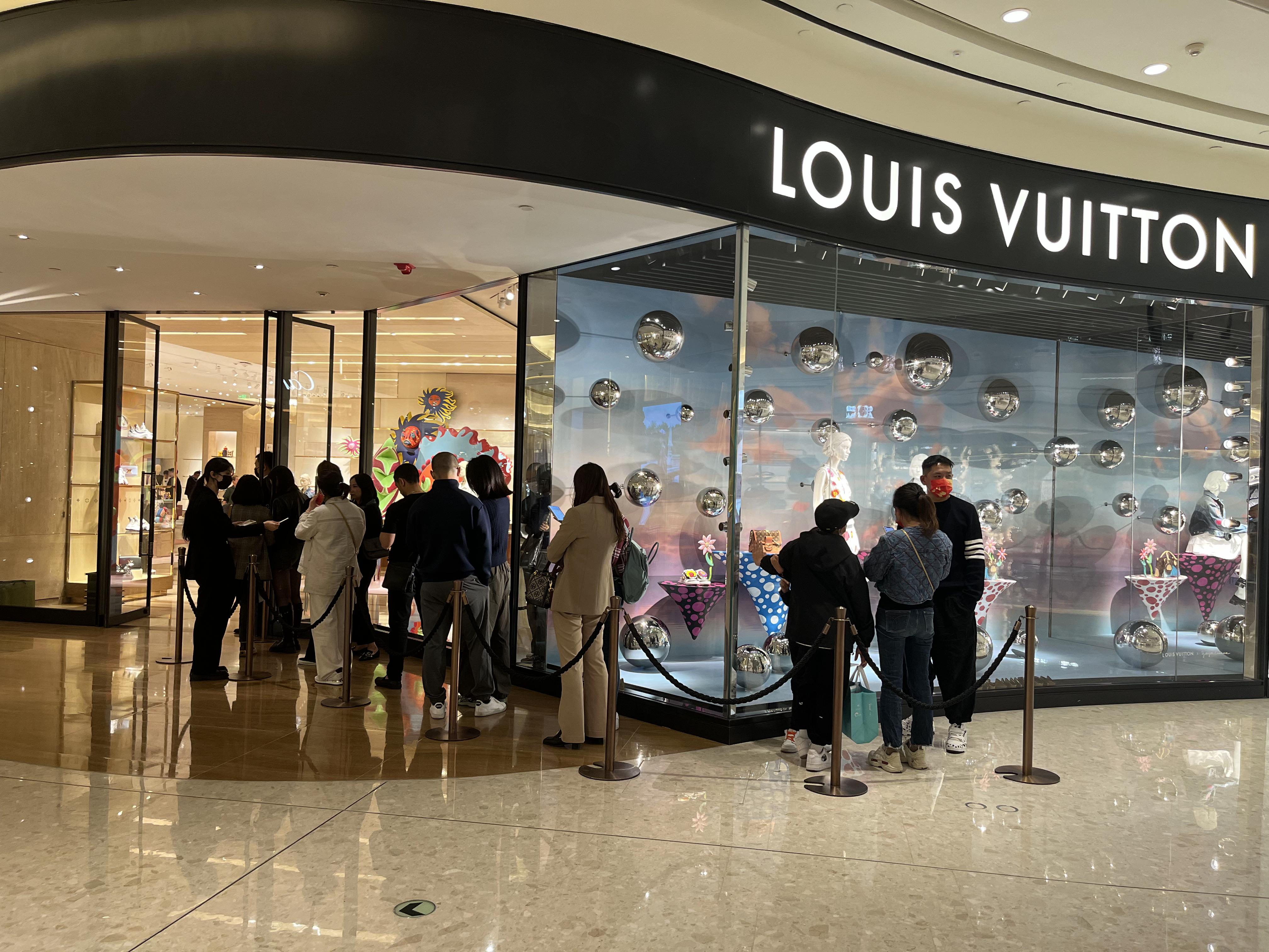 飞来峰 的想法: 上海国金中心lv店