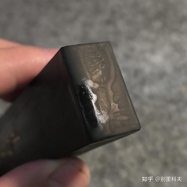 别里科夫 的想法: 墨锭推荐:艺粟斋-纯松烟墨 | 艺粟斋的一款纯松烟墨,也是目前在售的最便宜的松烟墨之一,价格为70元二两… - 知乎