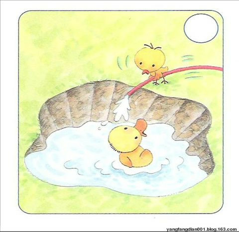 小鸡和小鸭一起在路上走小鸭掉到坑里了小鸡应该怎么把小鸭救上来