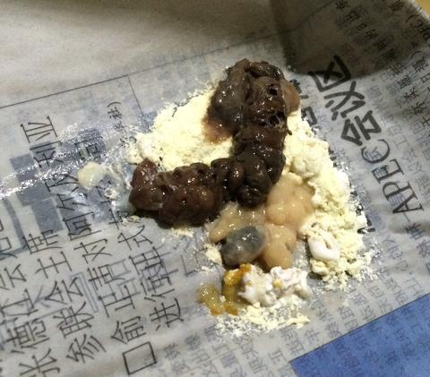 蛇确实喜欢偷偷拉屎,大便一般都是拉在饲养箱隐蔽的角落里,而且是趁你