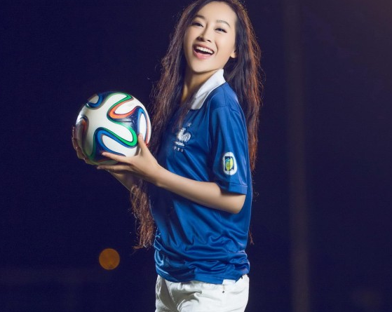 妹子怎样穿球衣好看?