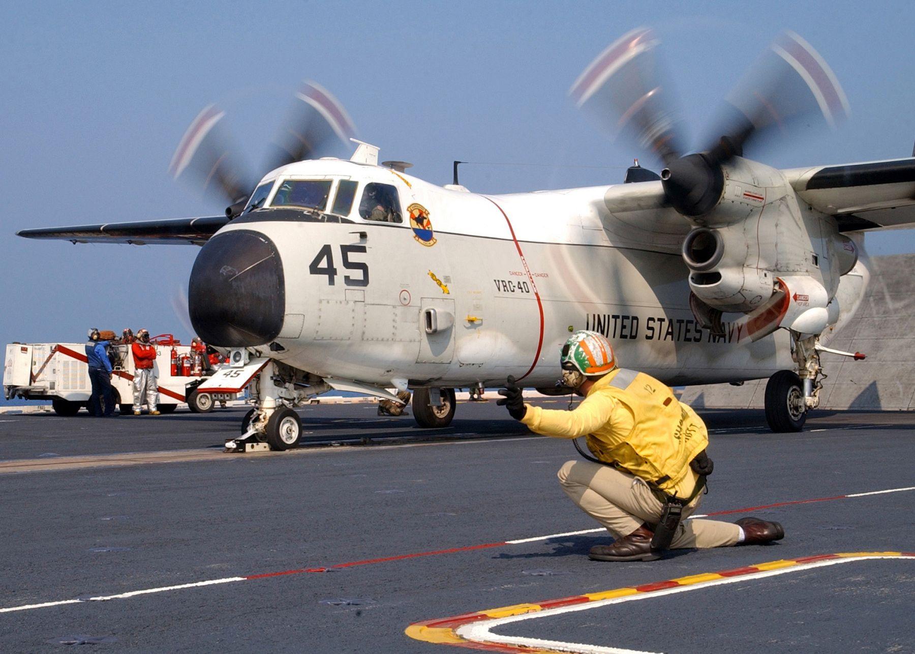 辽宁号起降训练时地勤的手势为什么会让网友竞相模仿?