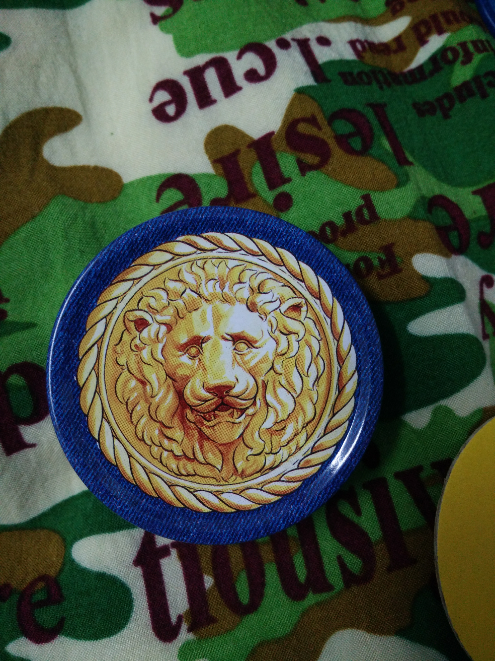 范思哲蓝色牛仔香水瓶身瓶盖上是美杜莎还是狮