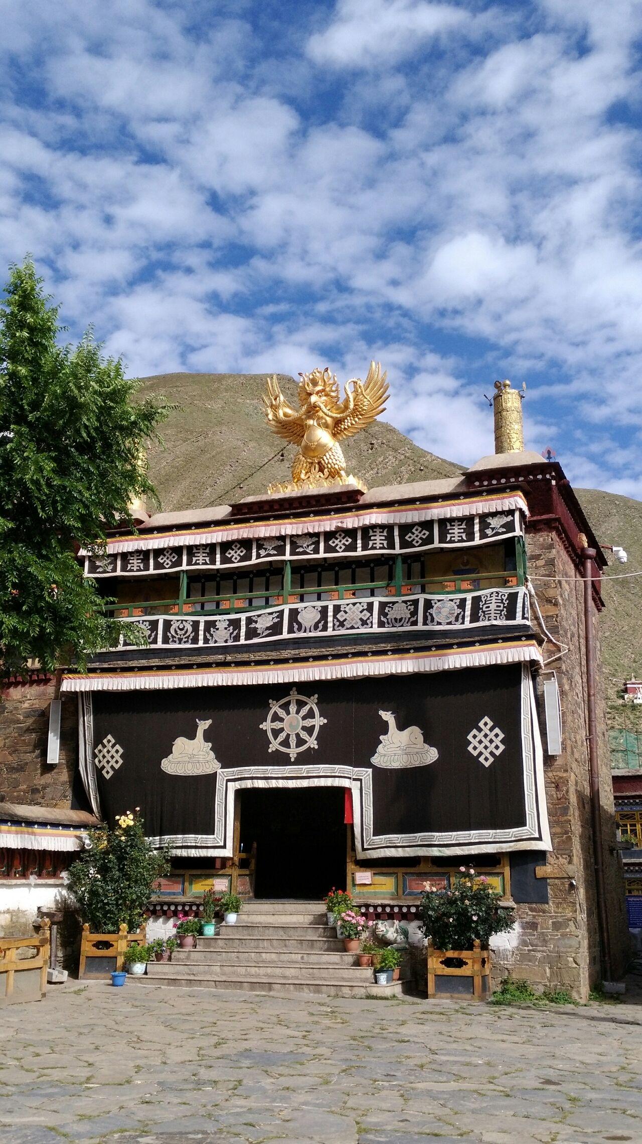 在西藏红教寺庙敏竹林寺的建筑上看见的塑像,是个什么,有什么意义.