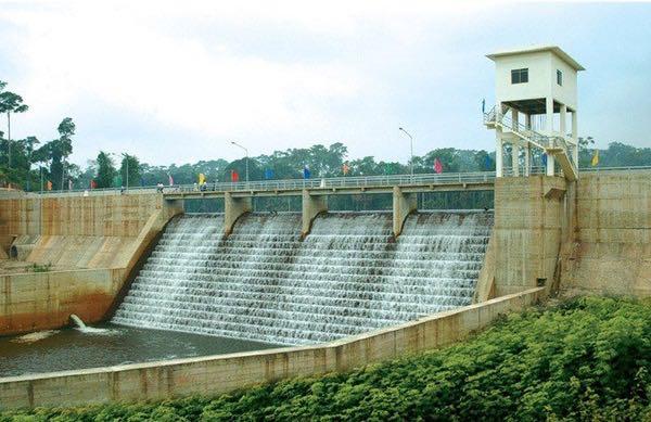 下图是非溢流坝段,理由:1,坝顶上游侧是防浪墙,下游侧是防护栏杆