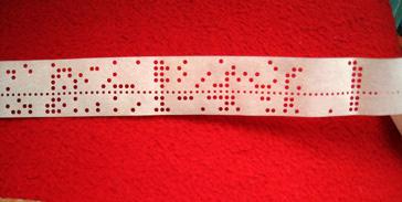 早期计算机输入程序用的打孔纸带.图片来源不明.