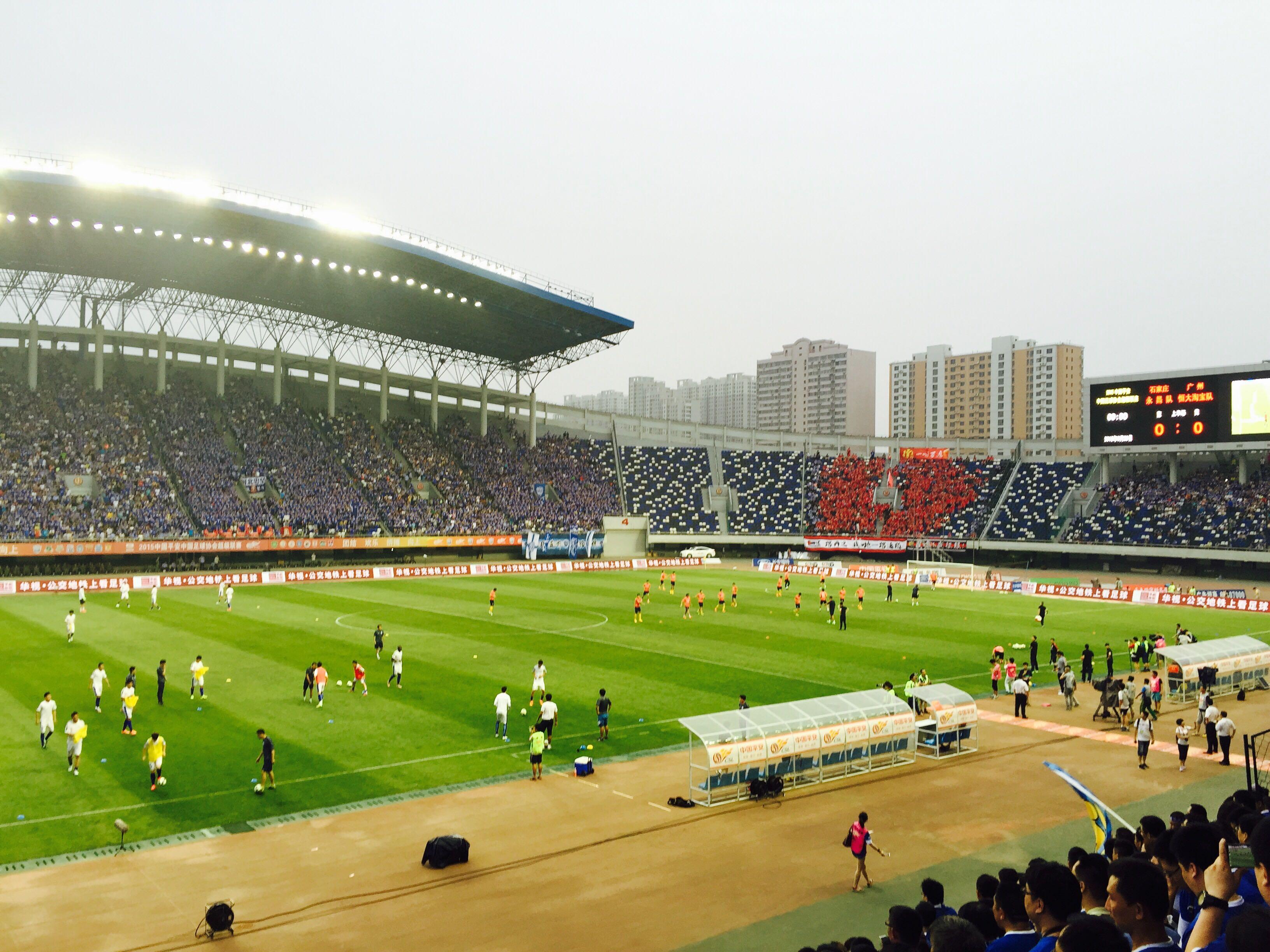 足球场的普通观众席在哪个位置看球最好?前排还是后排?