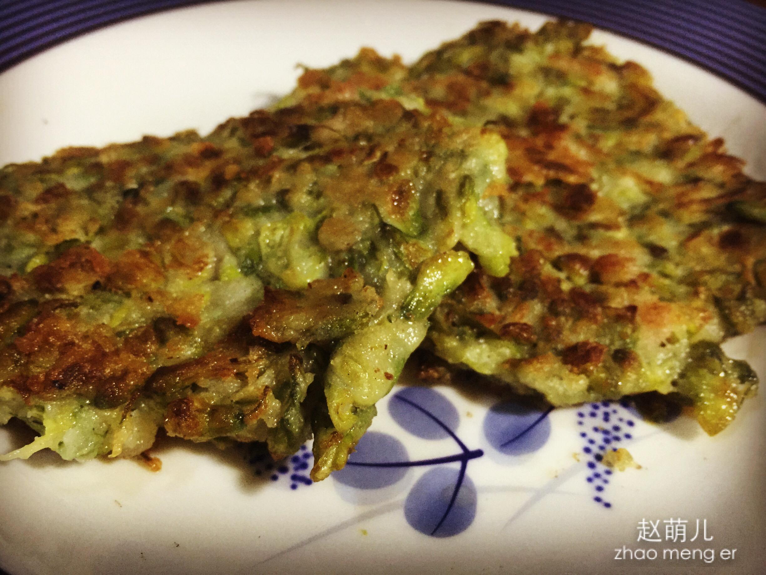 用料:鮮槐花,麵粉少許,雞蛋1個,蛤蜊肉或者豬肉,油,鹽.