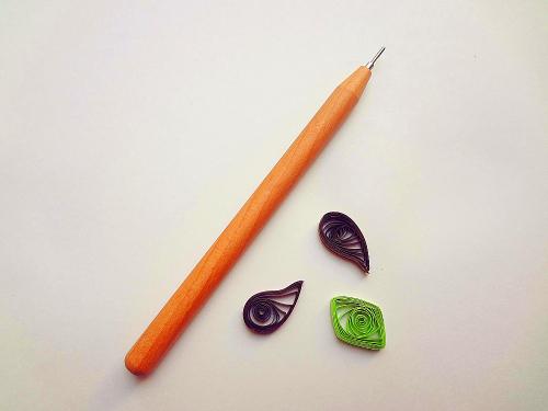 衍纸笔;可以比较方便的卷纸,不过想省钱的也可以用牙签(比如我.