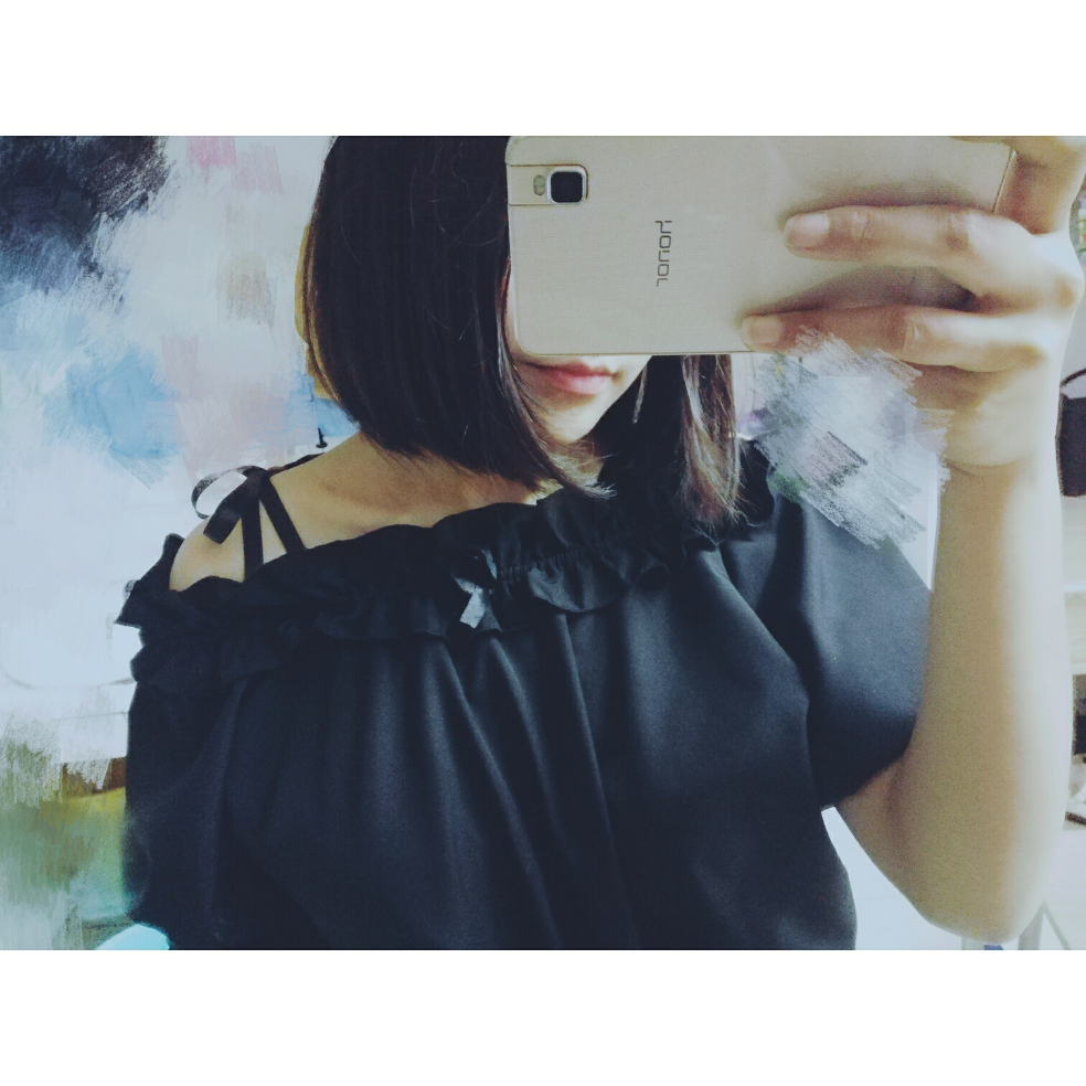 黑色一字肩衣服应该搭配什么颜色的裙子?