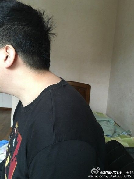 我男朋友总是往前伸脖子比如打游戏的时候在屏幕前就喜欢把双脚放在